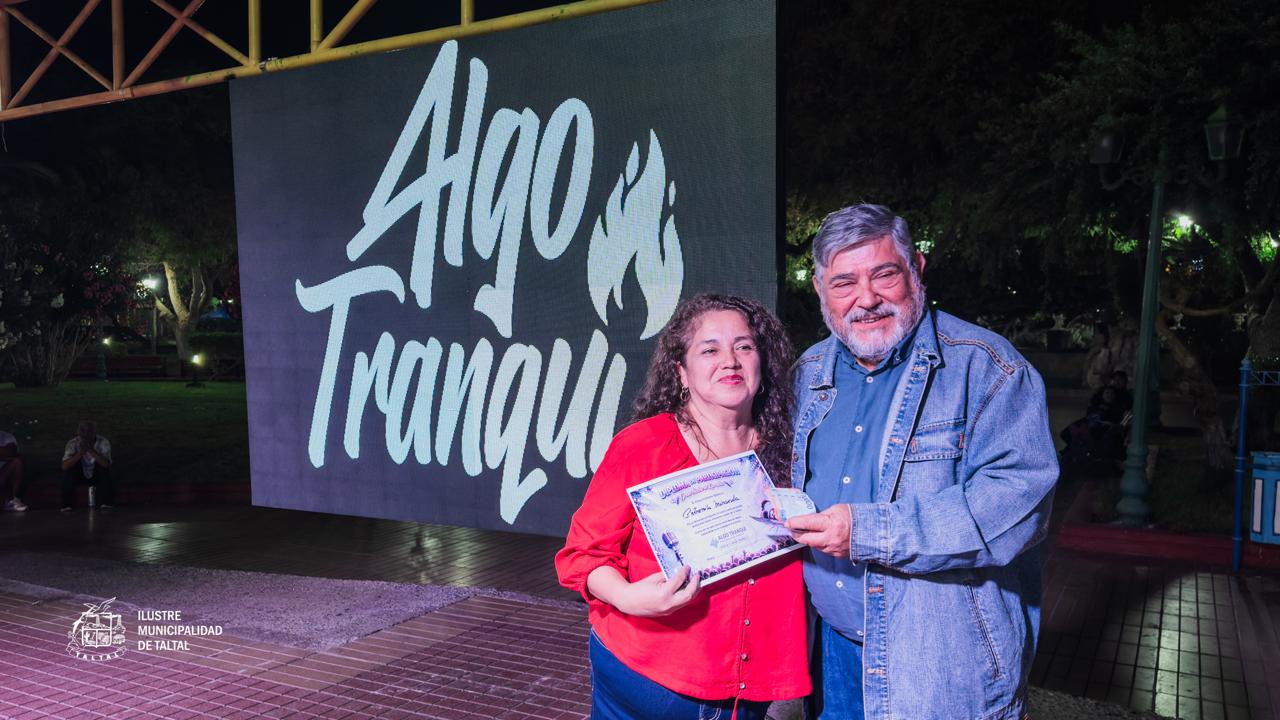 Petronila Miranda recibe reconocimiento en la premiación de la Gran Final de Karaoke Verano 2026 en Taltal.