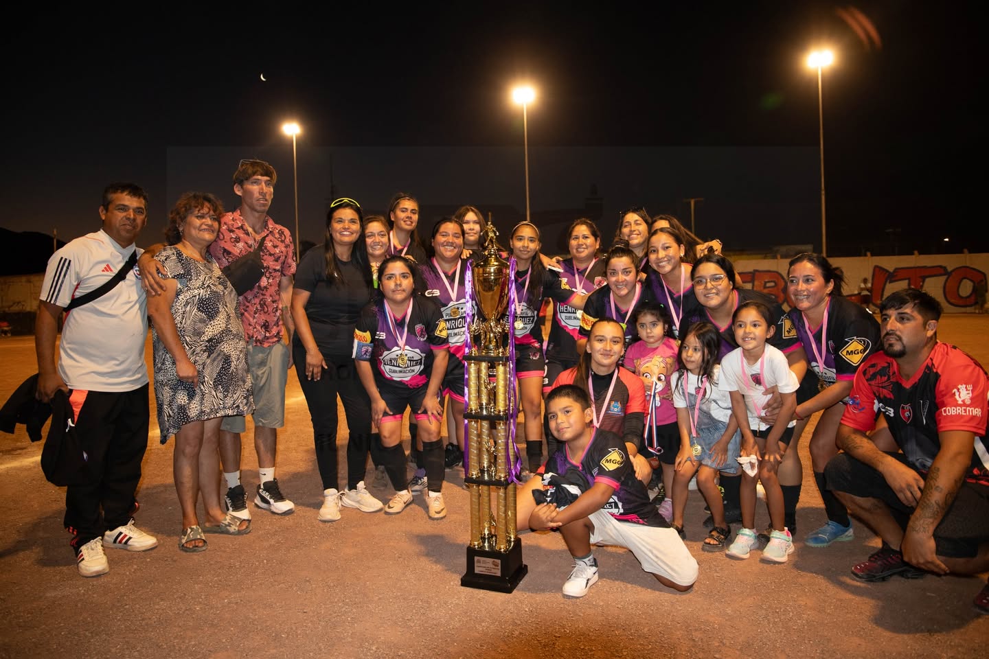 Premiación de Chavelaz con el trofeo de campeonas del Futbolito Femenino Verano Taltal 2026.
