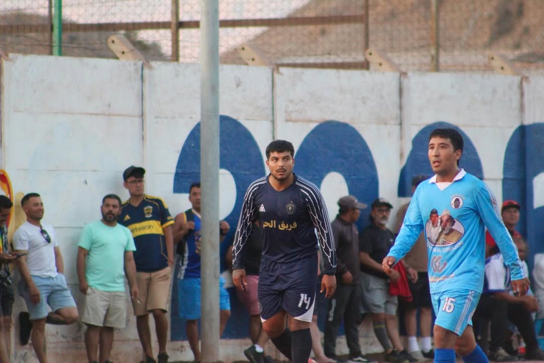 Jugador de Karina FC (número 16) en acción ante Pollitos x Siempre con público al fondo en semifinal del Futbolito Taltal 2026.