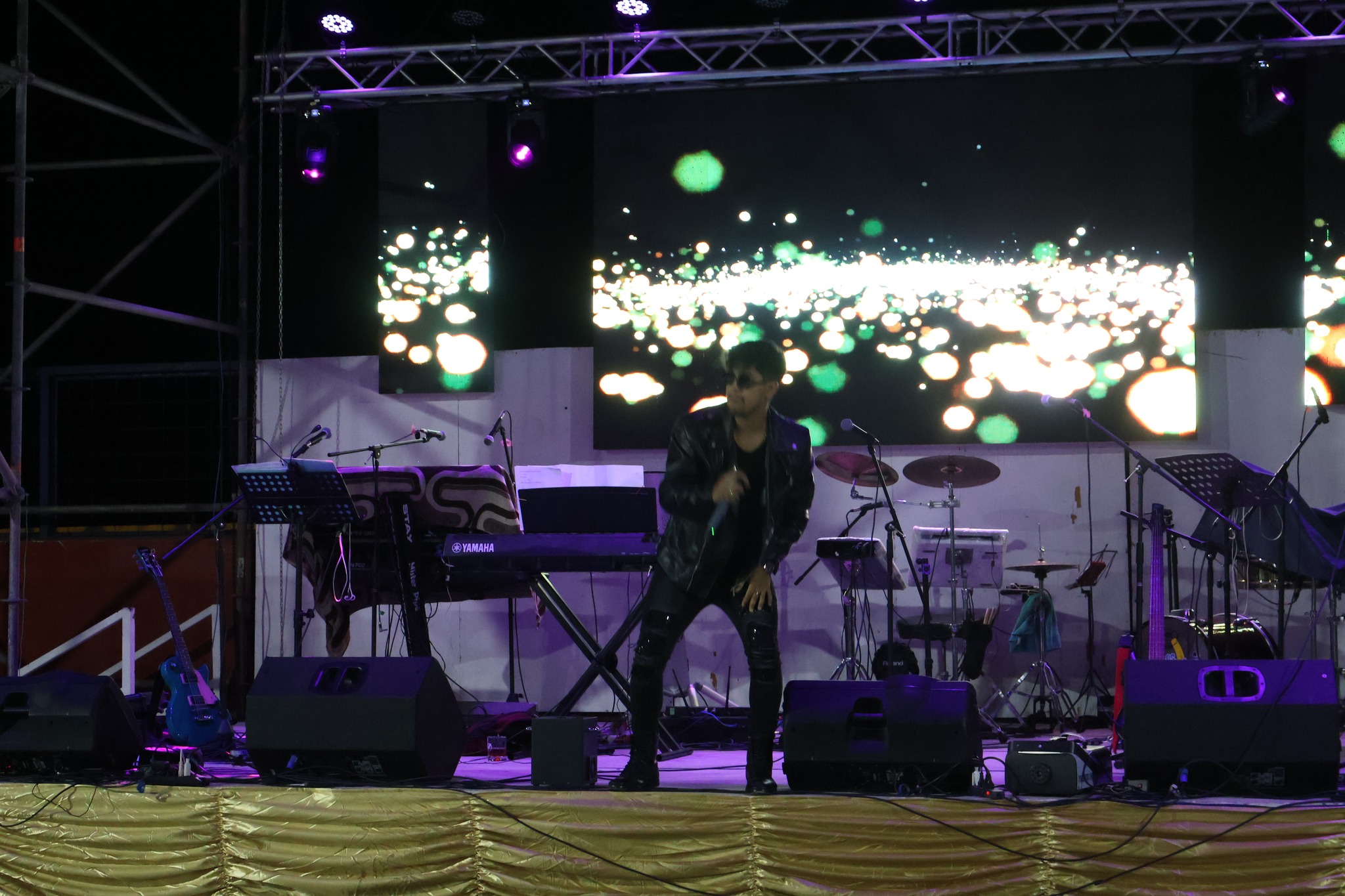 Artista en el escenario durante el show nocturno del cierre del Verano 2026 en Paposo.
