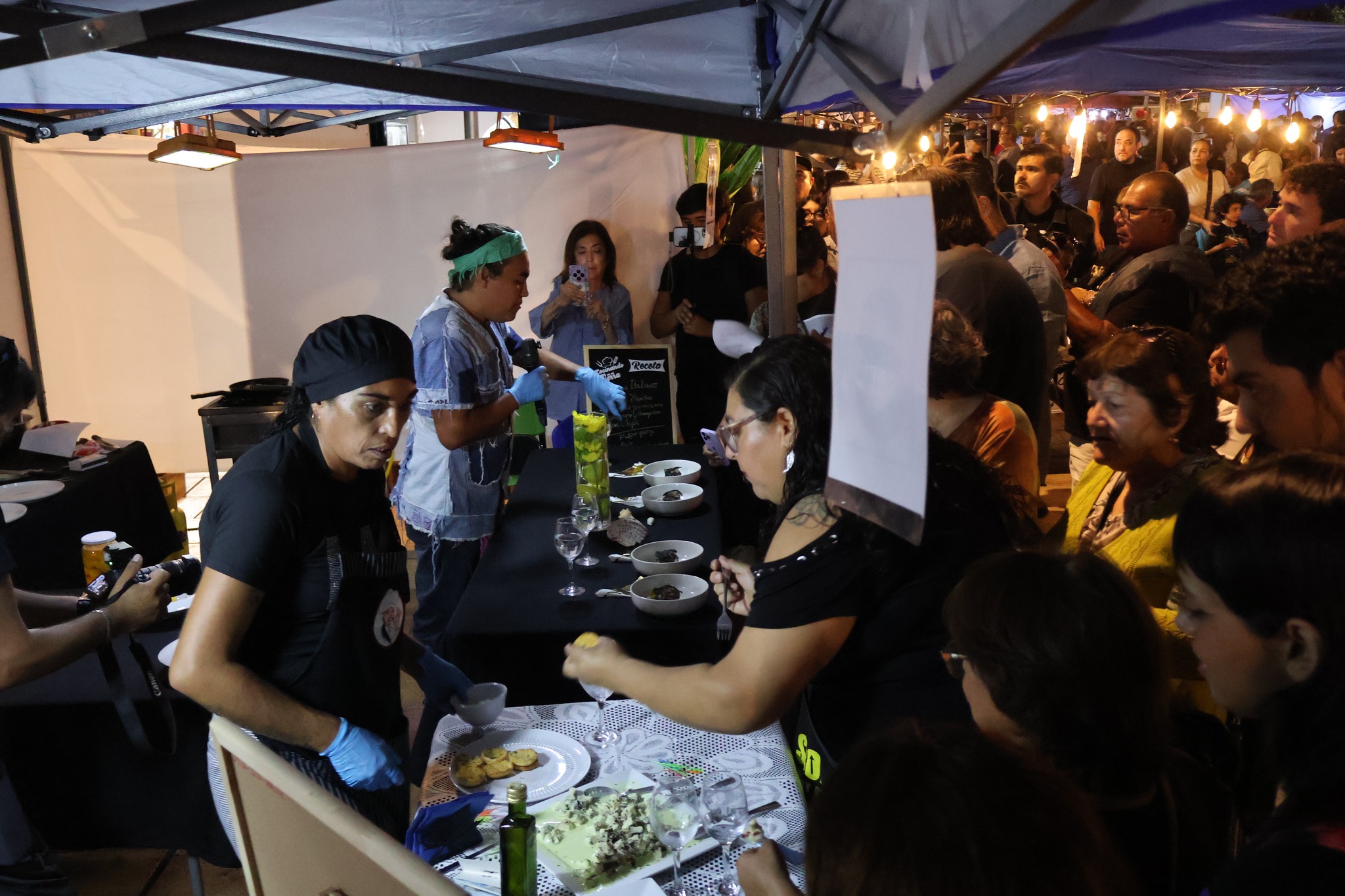 Cocina en vivo y atención de público en stand gastronómico del evento “Sabores Marinos”, Taltal 2026.