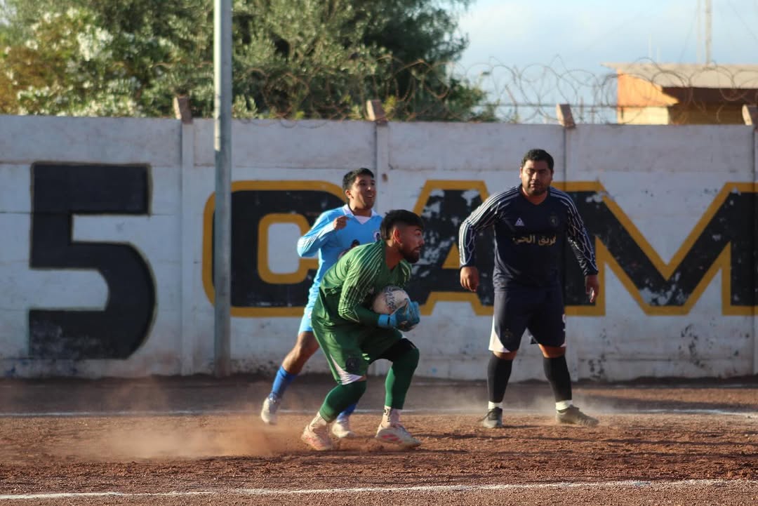 Arquero de Karina FC (Sebastián González) controla el balón en el área durante la semifinal ante Pollitos x Siempre en Futbolito Taltal 2026.