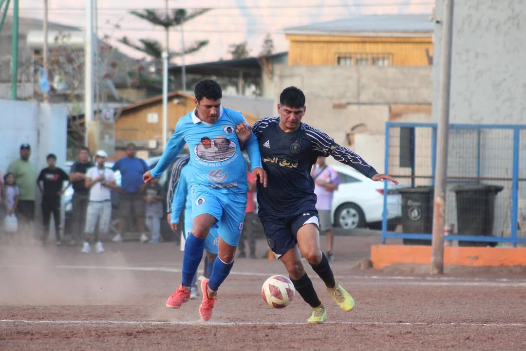 Futbolistas de Karina FC y Pollitos x Siempre disputan el balón en carrera durante semifinal del Campeonato de Futbolito Taltal 2026.
