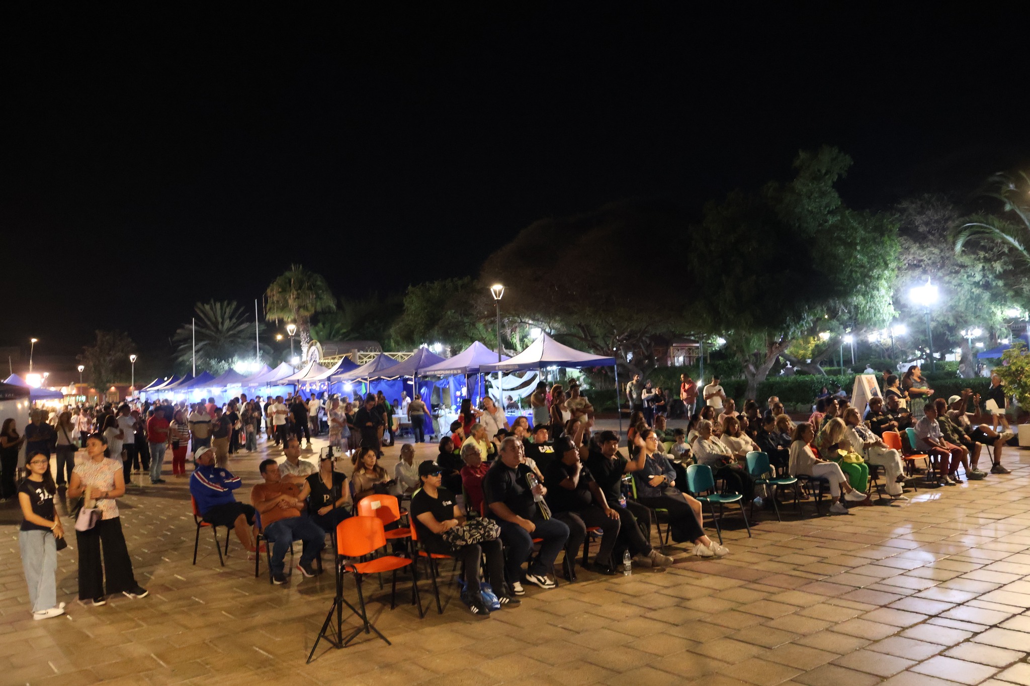Vista general de feria nocturna con stands y público en la jornada “Sabores Marinos”, Taltal 2026.
