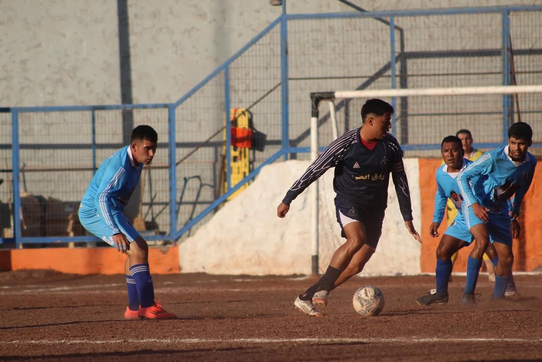 Jugador de Karina FC conduce el balón ante la presión de Pollitos x Siempre en la cancha Thompson con Ramírez, Futbolito Taltal 2026.