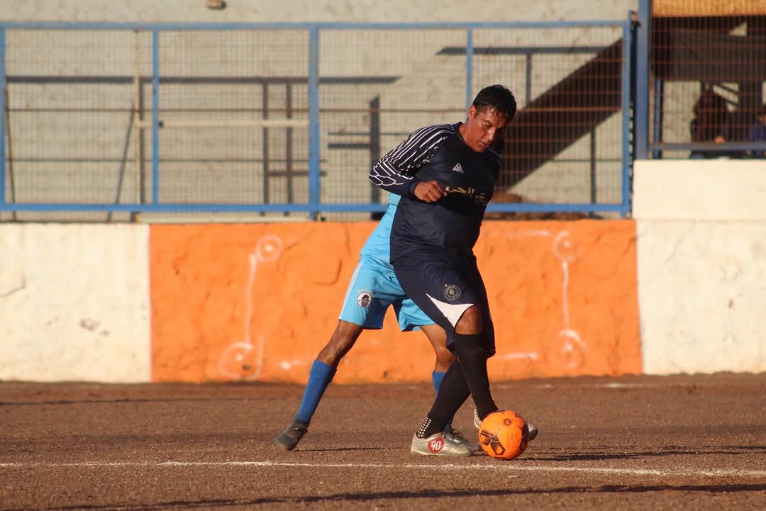 Jugador de Karina FC controla el balón en mitad de cancha con Pollitos x Siempre detrás en la semifinal del Futbolito Taltal 2026.