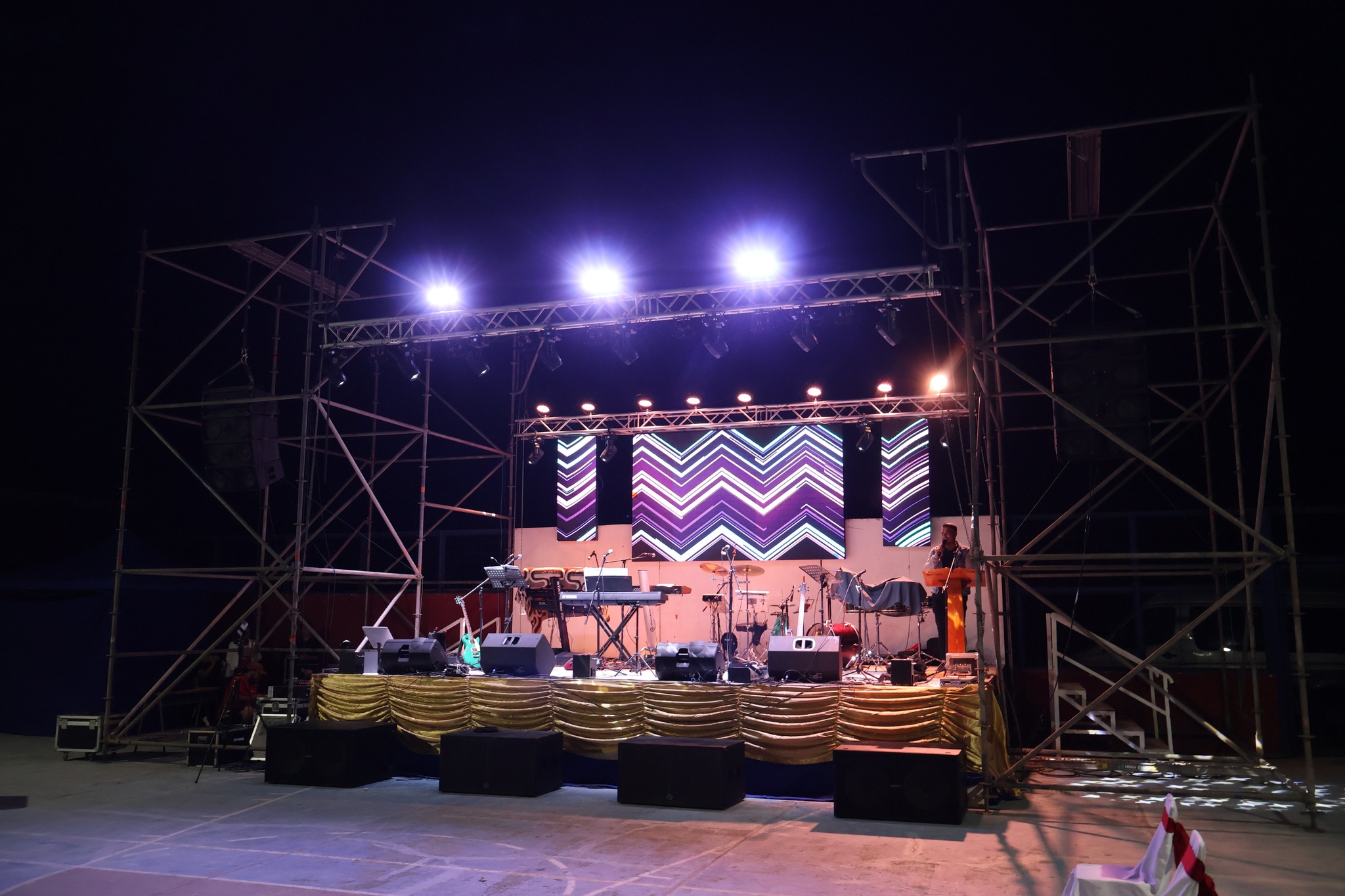 Escenario y montaje técnico con iluminación listos para el show del cierre del Verano 2026 en Paposo.