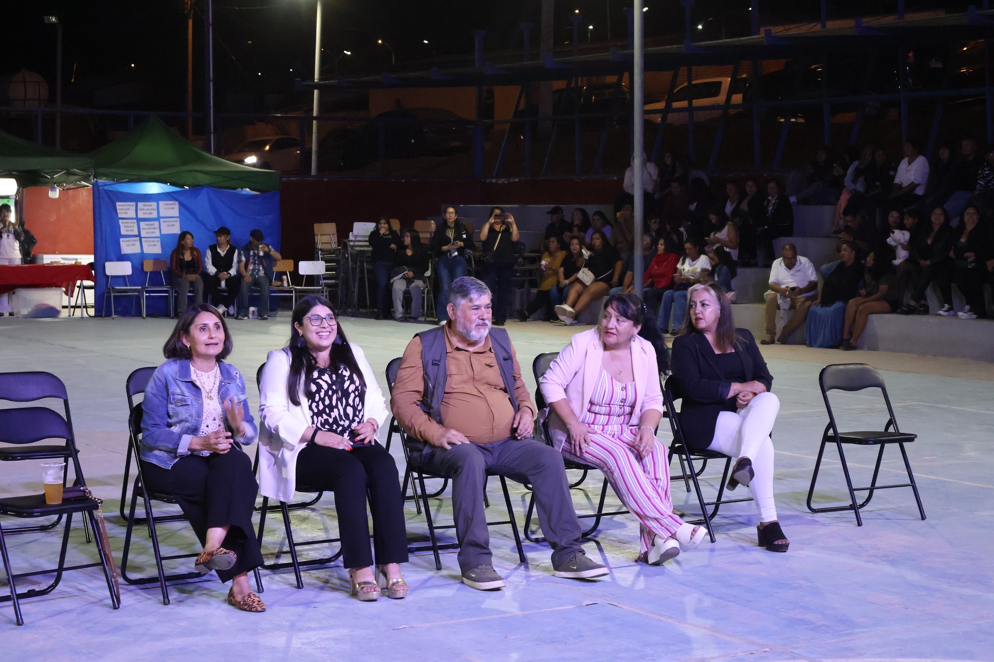 Jurado y autoridades en primera fila durante el show del cierre del Verano 2026 en Paposo.