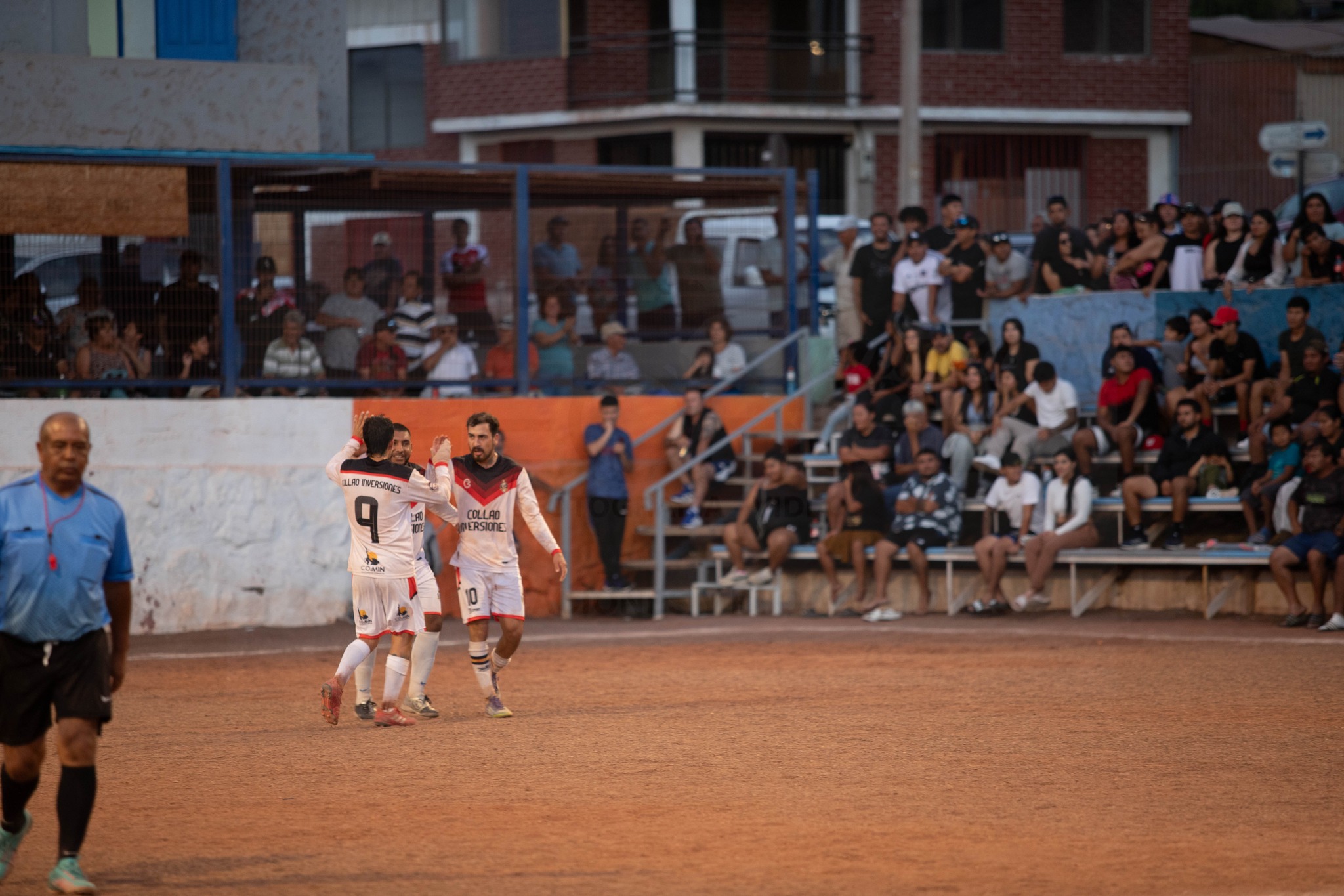 Jugadores de Inversiones Collao celebran en la cancha Thompson con Ramírez durante la semifinal del Futbolito Verano Taltal 2026.