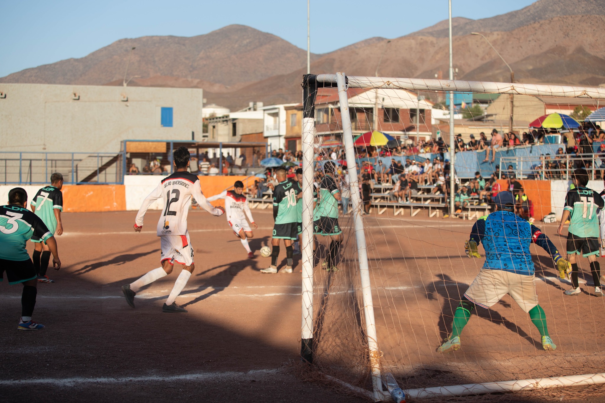 Jugada de ataque vista desde el arco con el arquero atento en la semifinal Inversiones Collao vs Los del Futbolito, Taltal 2026.