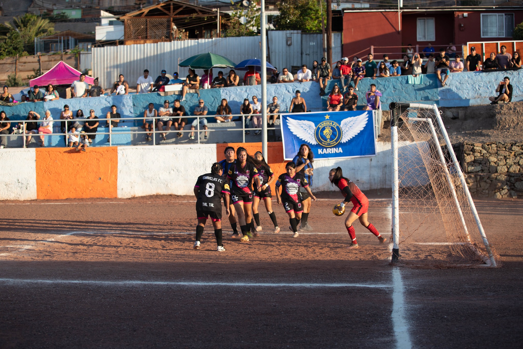 Jugada en el área en la final del Futbolito Femenino Verano Taltal 2026 entre Karinas FC y Chavelaz.