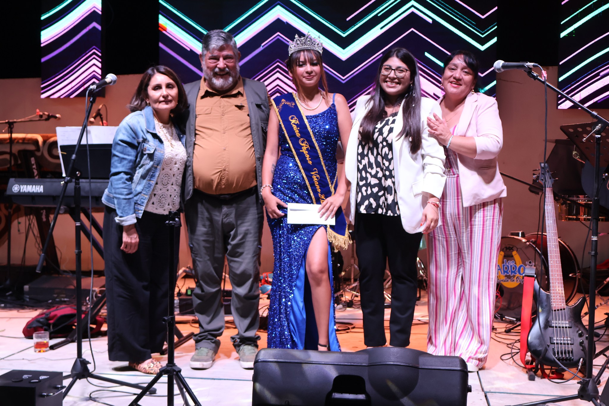 Foto oficial de coronación con Reina y Virreina del Verano 2026 en el escenario de Paposo.