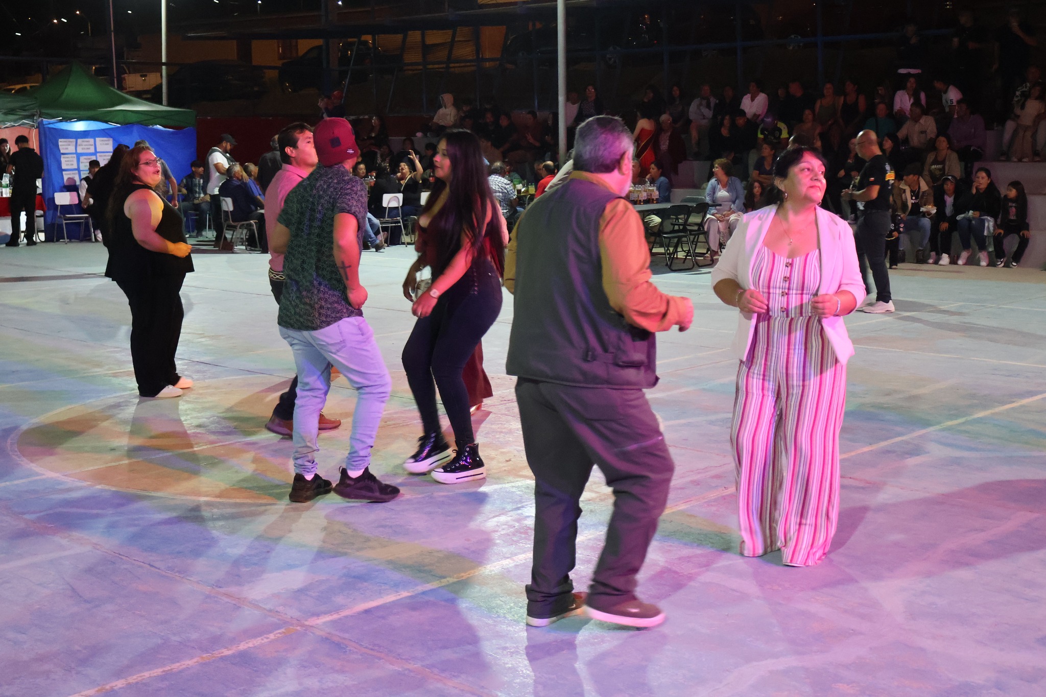 Vecinos bailando en la pista central mientras se desarrolla el show del cierre del Verano 2026 en Paposo.