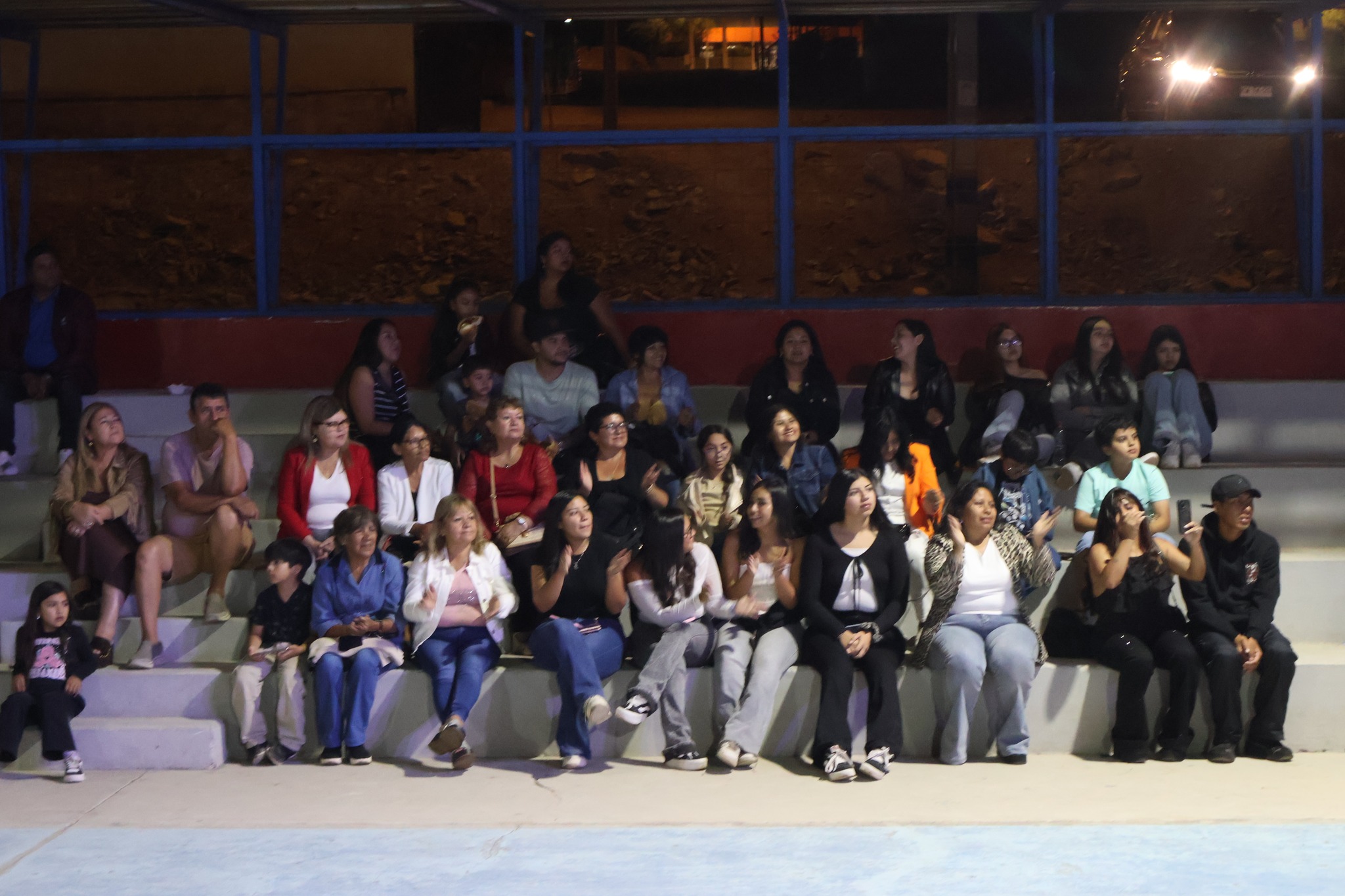 Público en las gradas siguiendo el espectáculo nocturno del cierre del Verano 2026 en Paposo.