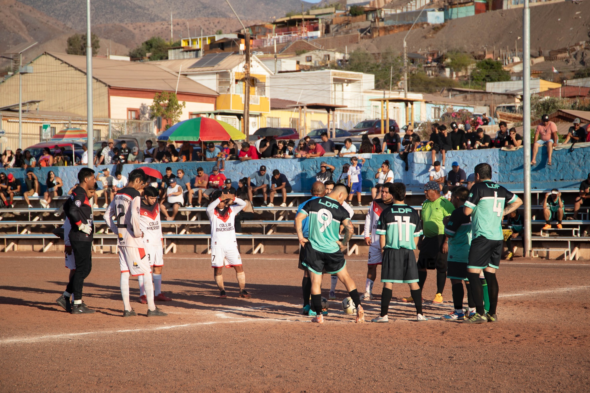 Jugadores y árbitro conversan tras una incidencia durante la semifinal Todo Competidor del Futbolito Verano Taltal 2026.
