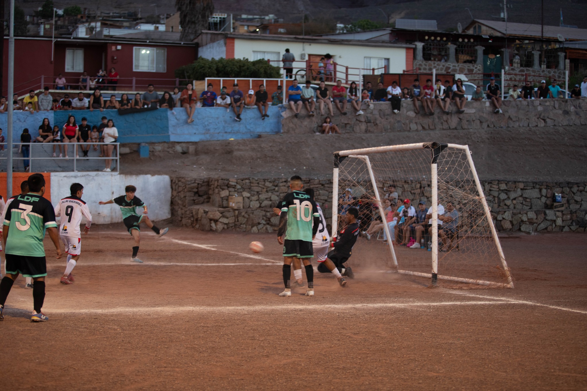 Remate dentro del área en una acción peligrosa de la semifinal entre Inversiones Collao y Los del Futbolito en Taltal.