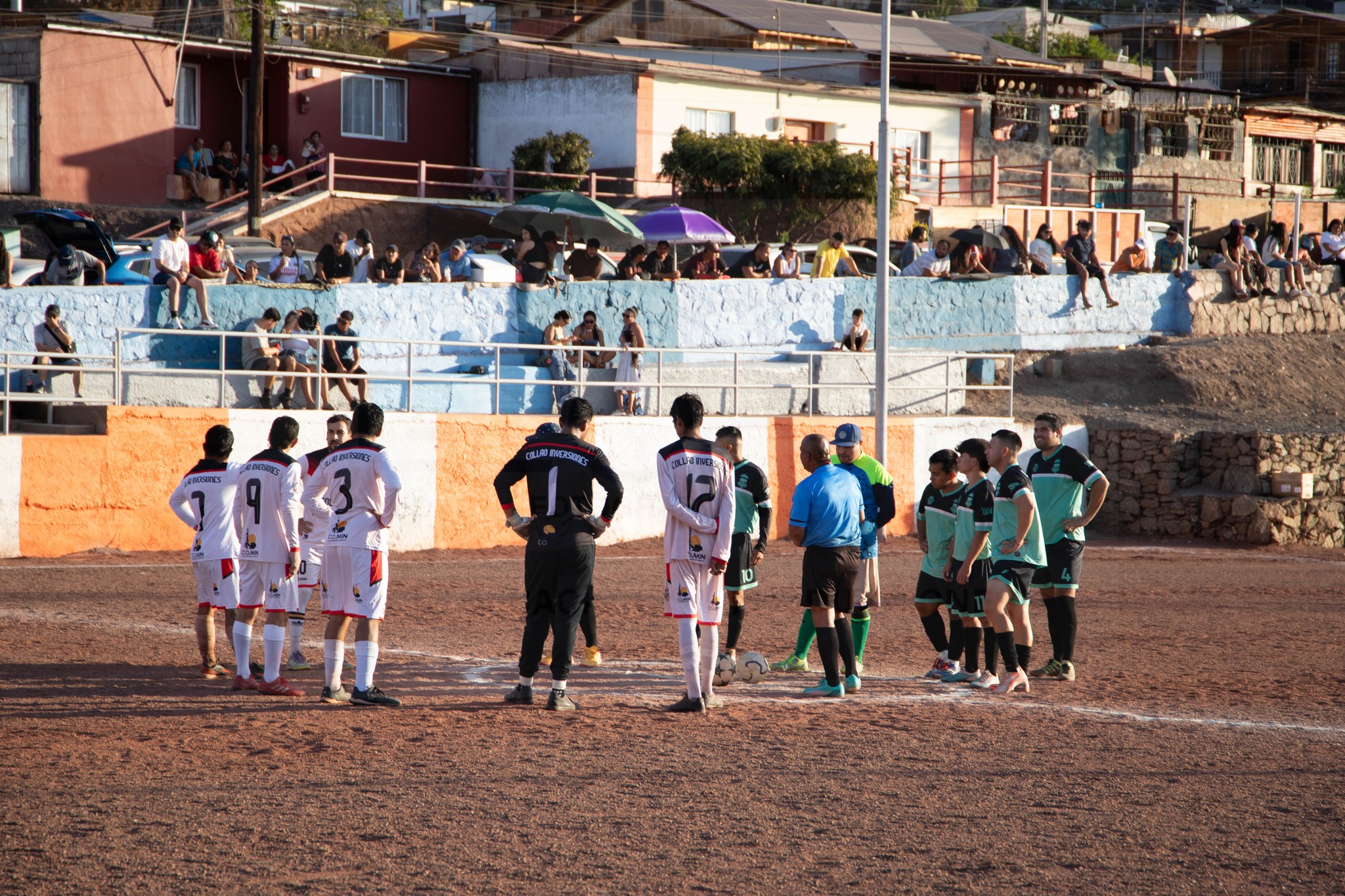 Equipos ordenados para reanudar el juego en la cancha Thompson con Ramírez durante la semifinal Inversiones Collao vs Los del Futbolito.