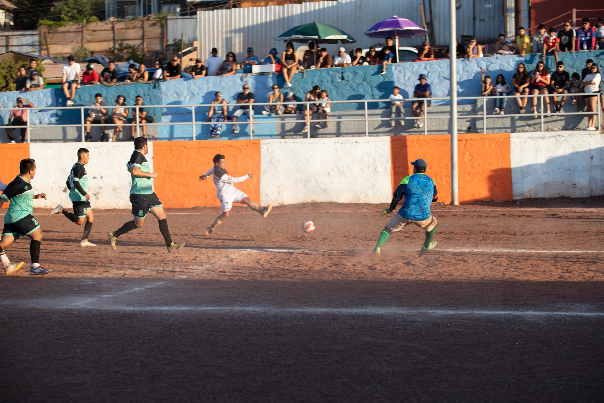 Remate al arco en la semifinal Todo Competidor Futbolito Taltal 2026 con público de fondo.
