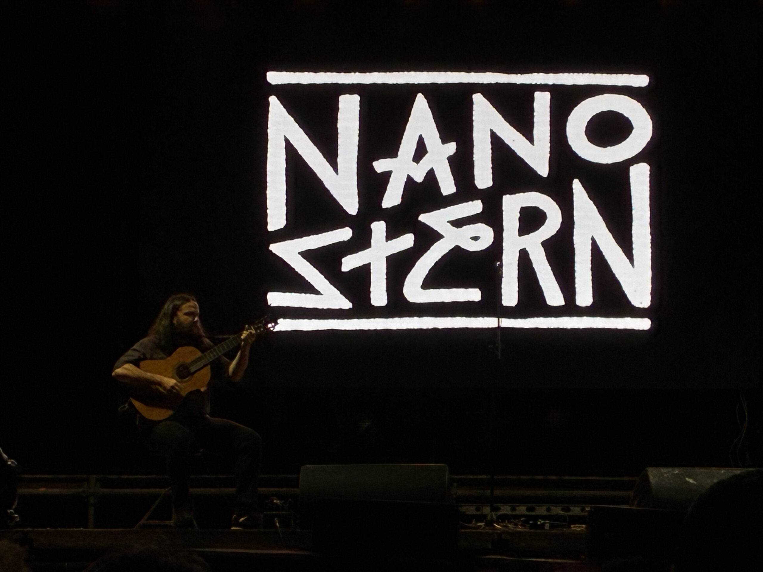 Nano Stern en el escenario del Festival Víctor Jara Taltal 2026, durante su presentación homenaje al cantautor chileno.