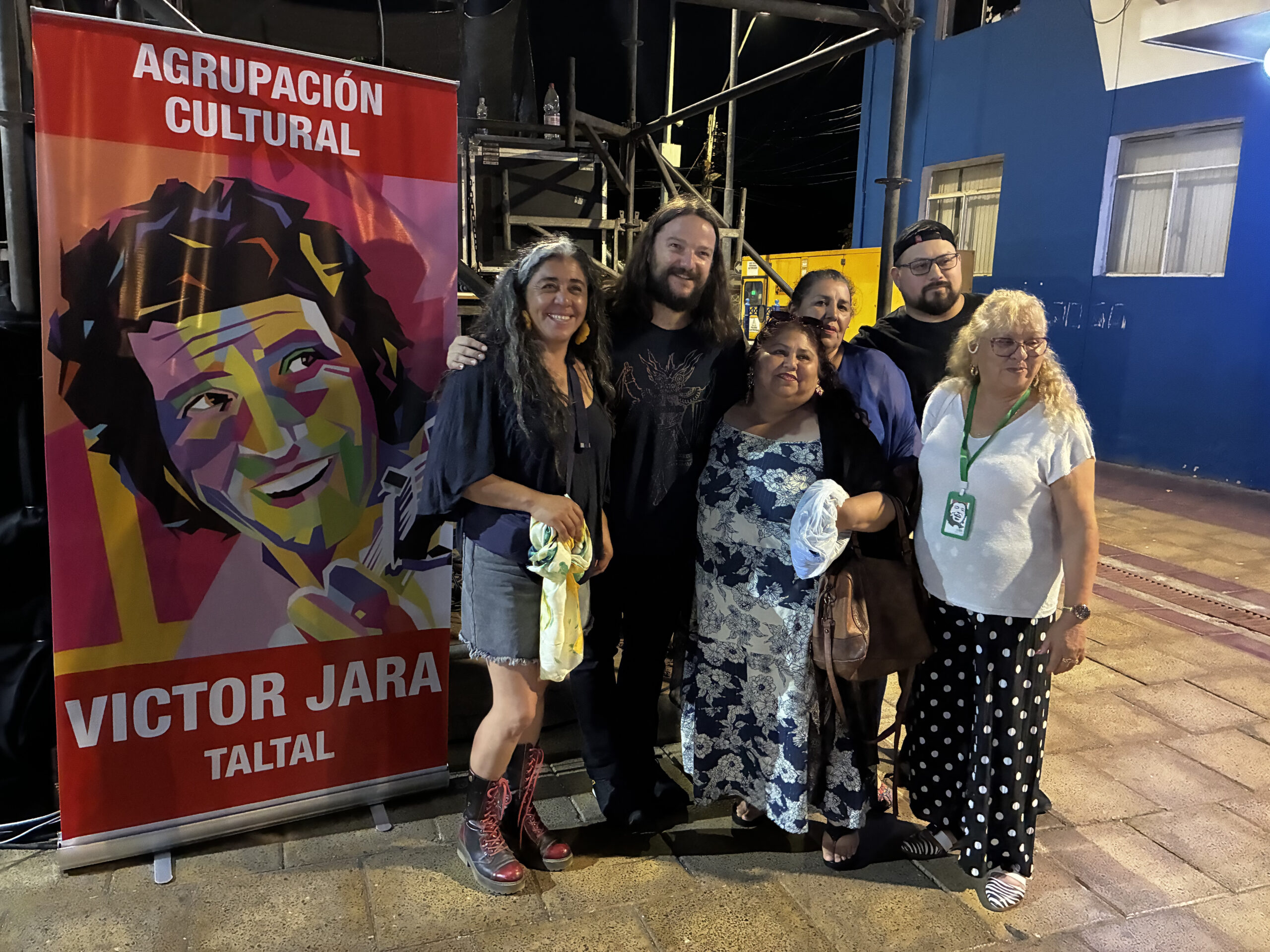 Nano Stern posa con asistentes y organizadores junto al pendón de la Agrupación Cultural Víctor Jara Taltal, tras el cierre del festival 2026.