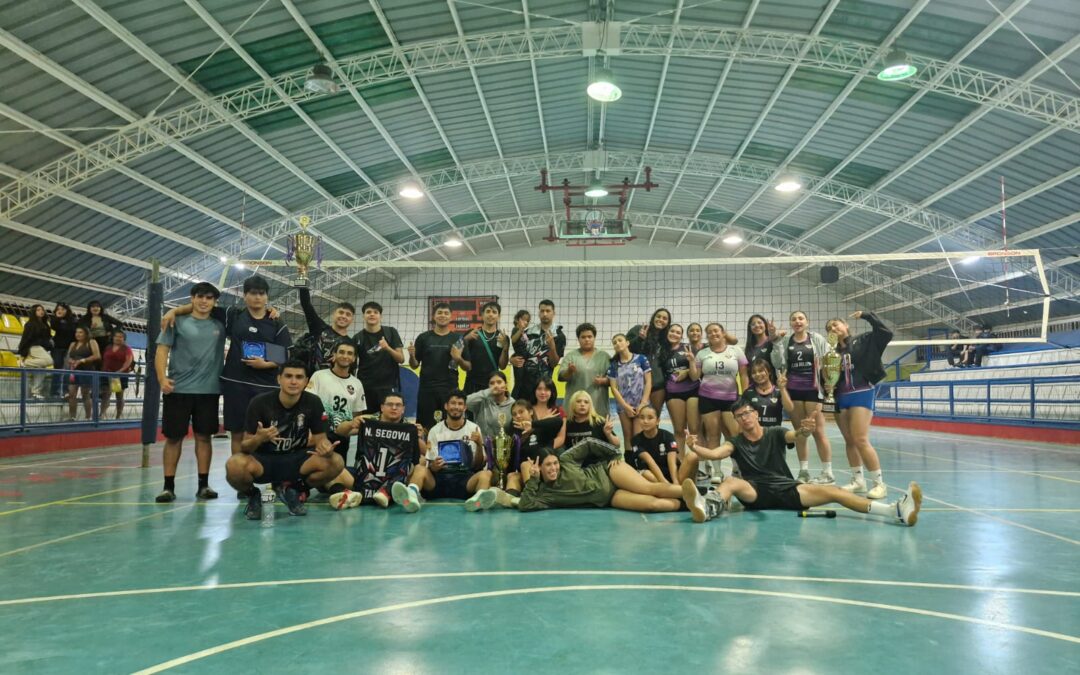 Olimpiakos y Club Golden coronan el Vóleibol de Verano 2026 en Taltal: finales repletas en el Estadio Techado