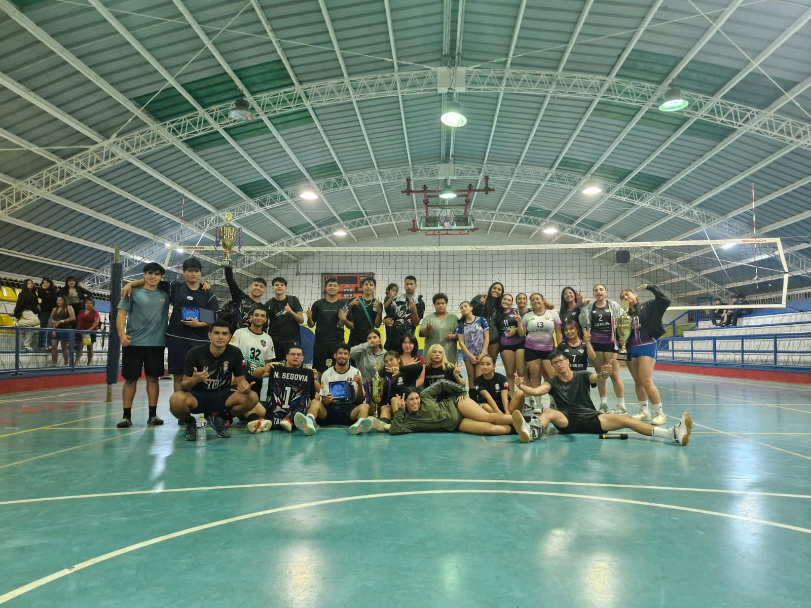 Foto general de cierre con equipos y público en la cancha del Estadio Techado durante el Voleibol Verano Taltal 2026.