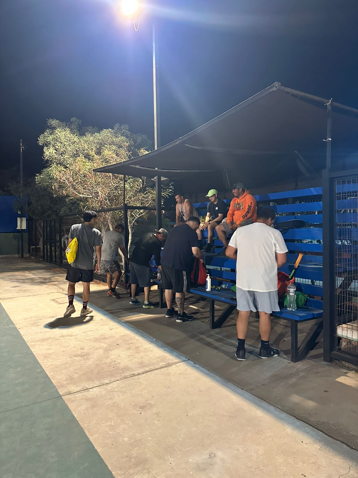Participantes del torneo comparten en el área de descanso de las canchas de Ferrocarril, Taltal.