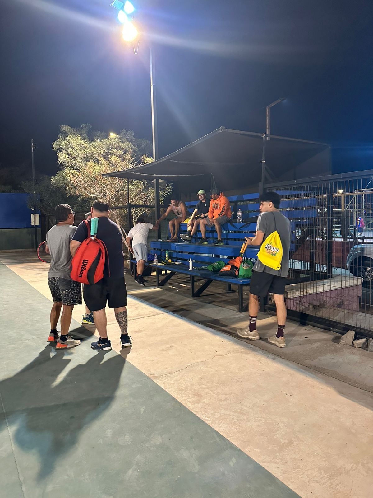 Zona de descanso y camaradería de los jugadores durante el Torneo de Tenis Todo Competidor Taltal Verano 2026.