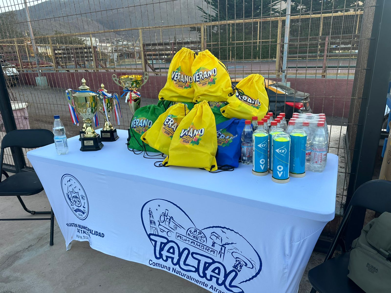 Mesa de premiación del Torneo de Tenis Todo Competidor Taltal Verano 2026, con trofeos y kits entregados por la Municipalidad de Taltal.
