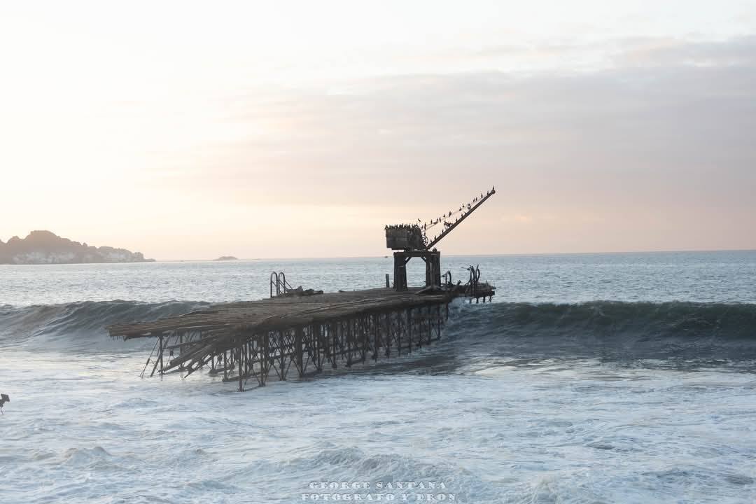Oleaje impacta estructura en el borde costero de Taltal durante evento de marejadas.