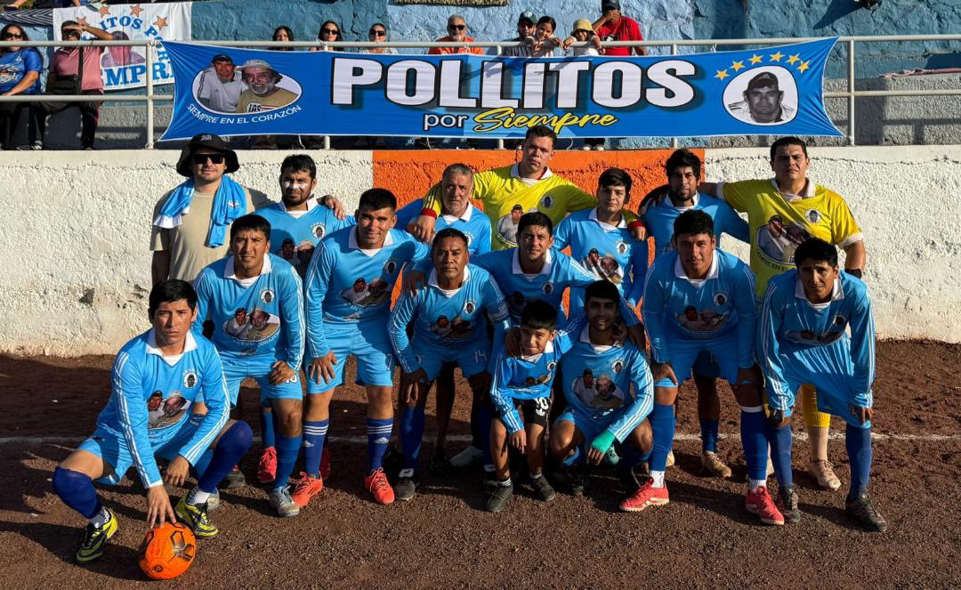 Celebración de Pollitos por Siempre tras victoria por tercer lugar en Futbolito Verano Taltal 2026 – febrero 2026.