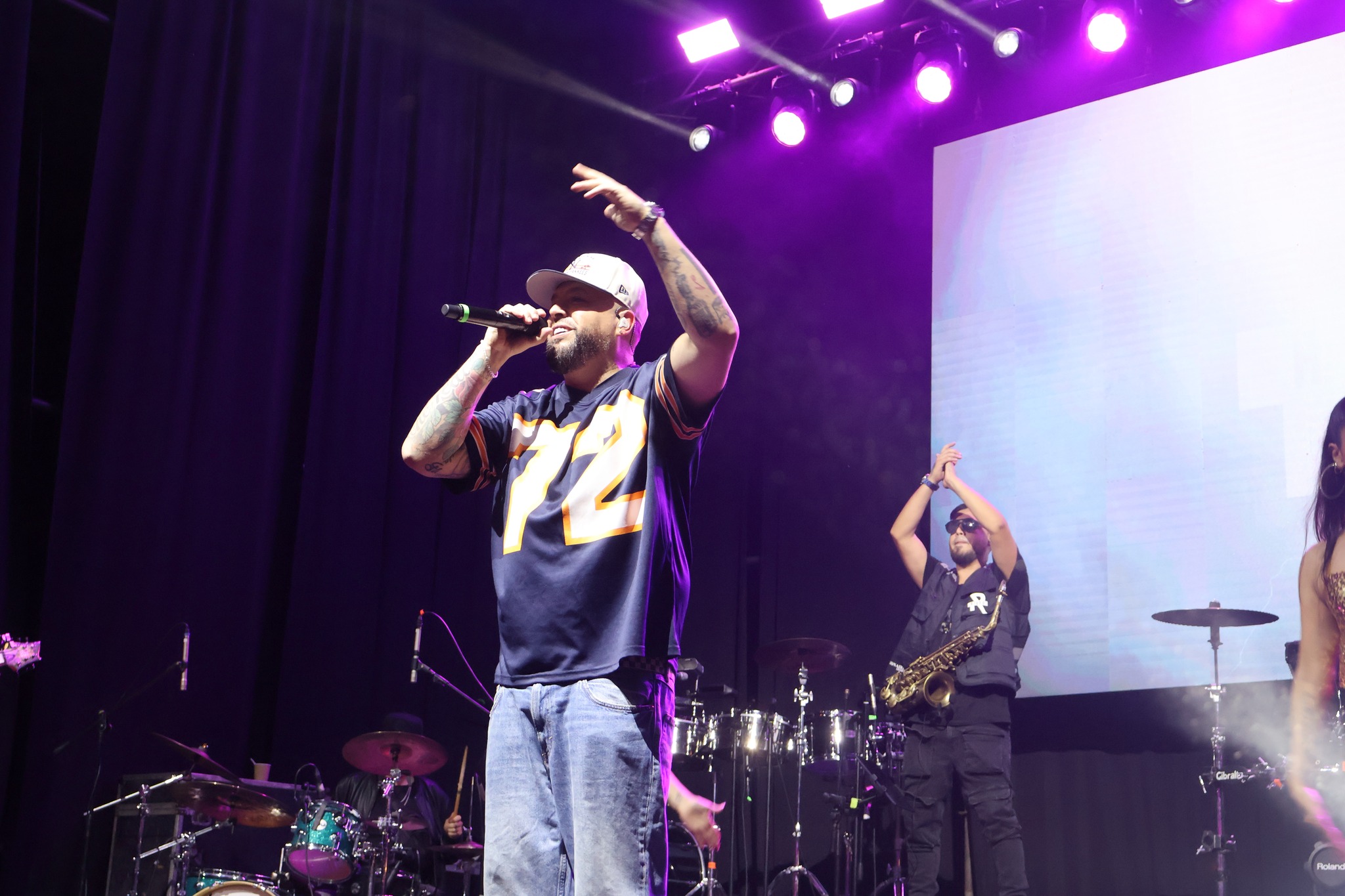 Rigeo saludando al público desde el escenario del Gran Carnaval Bailable de Poza Las Peñas en Taltal.