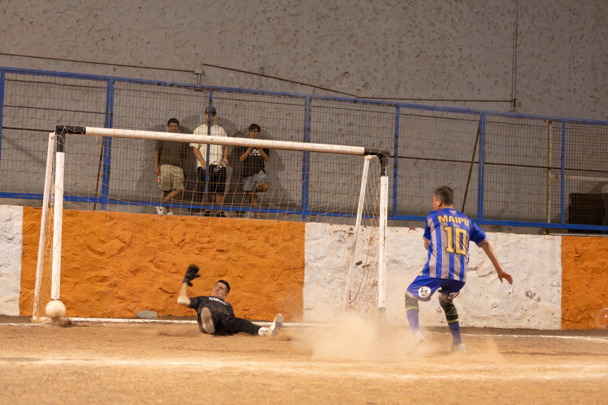 Jugador de Maipú con dorsal 10 rematando en la final +40 contra Bellacos.