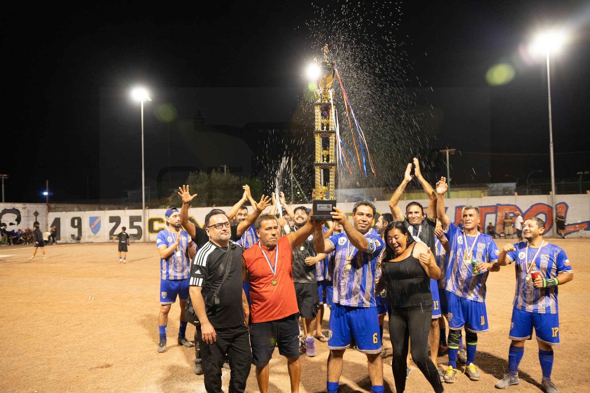 Maipú levanta el trofeo de campeón Serie +40 del Futbolito Verano Taltal 2026.