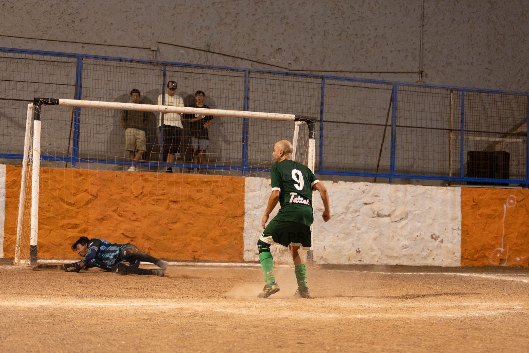 Jugador de Bellacos con dorsal 9 rematando al arco en la final +40 Taltal 2026.