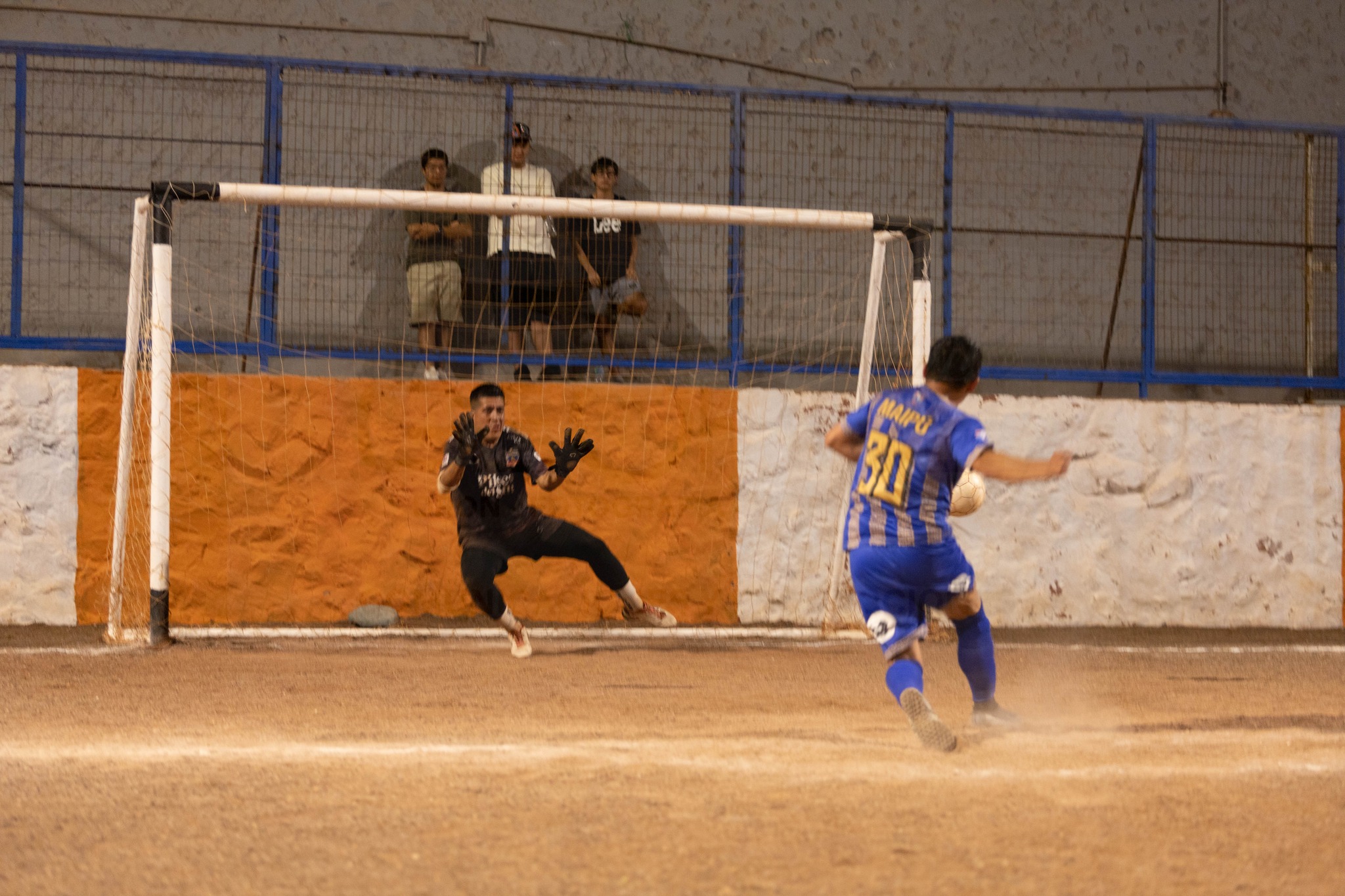Alt text: Arquero de Bellacos en atajada durante la final Serie +40 Futbolito Taltal 2026.
