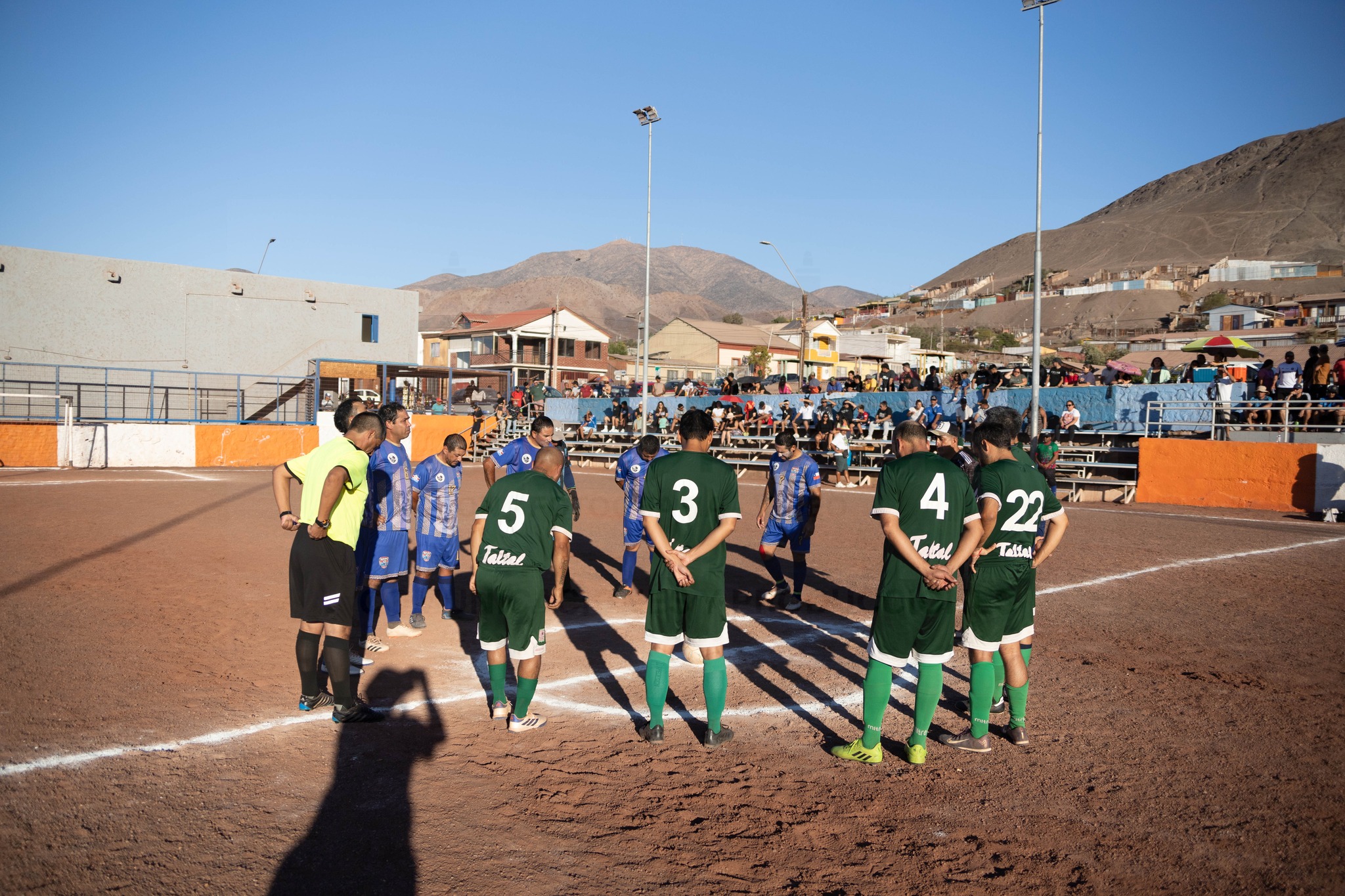 Maipú y Bellacos se saludan antes de la final Serie +40 del Futbolito Verano Taltal 2026.