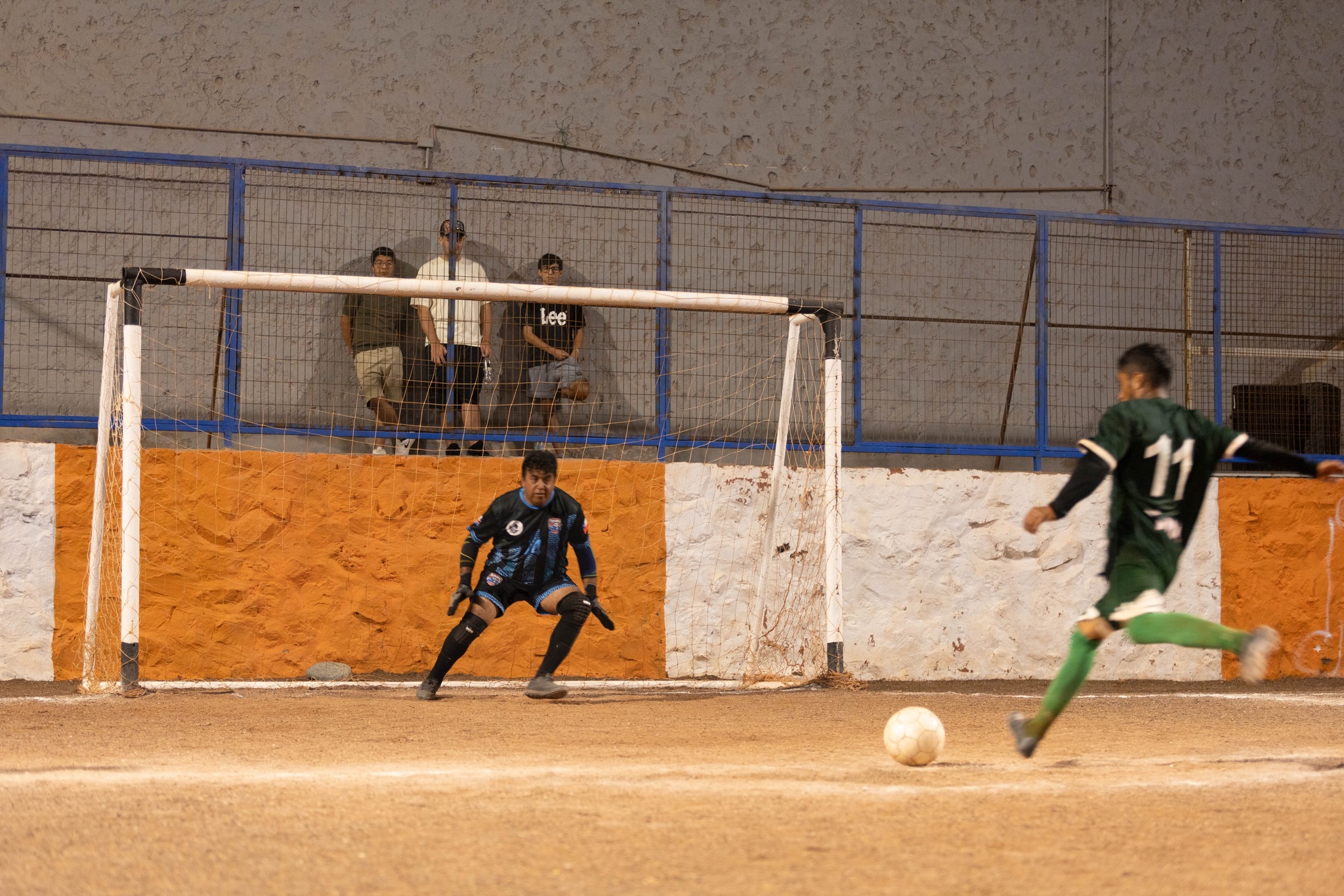 Jugador de Bellacos con dorsal 11 en acción durante la final Serie +40.