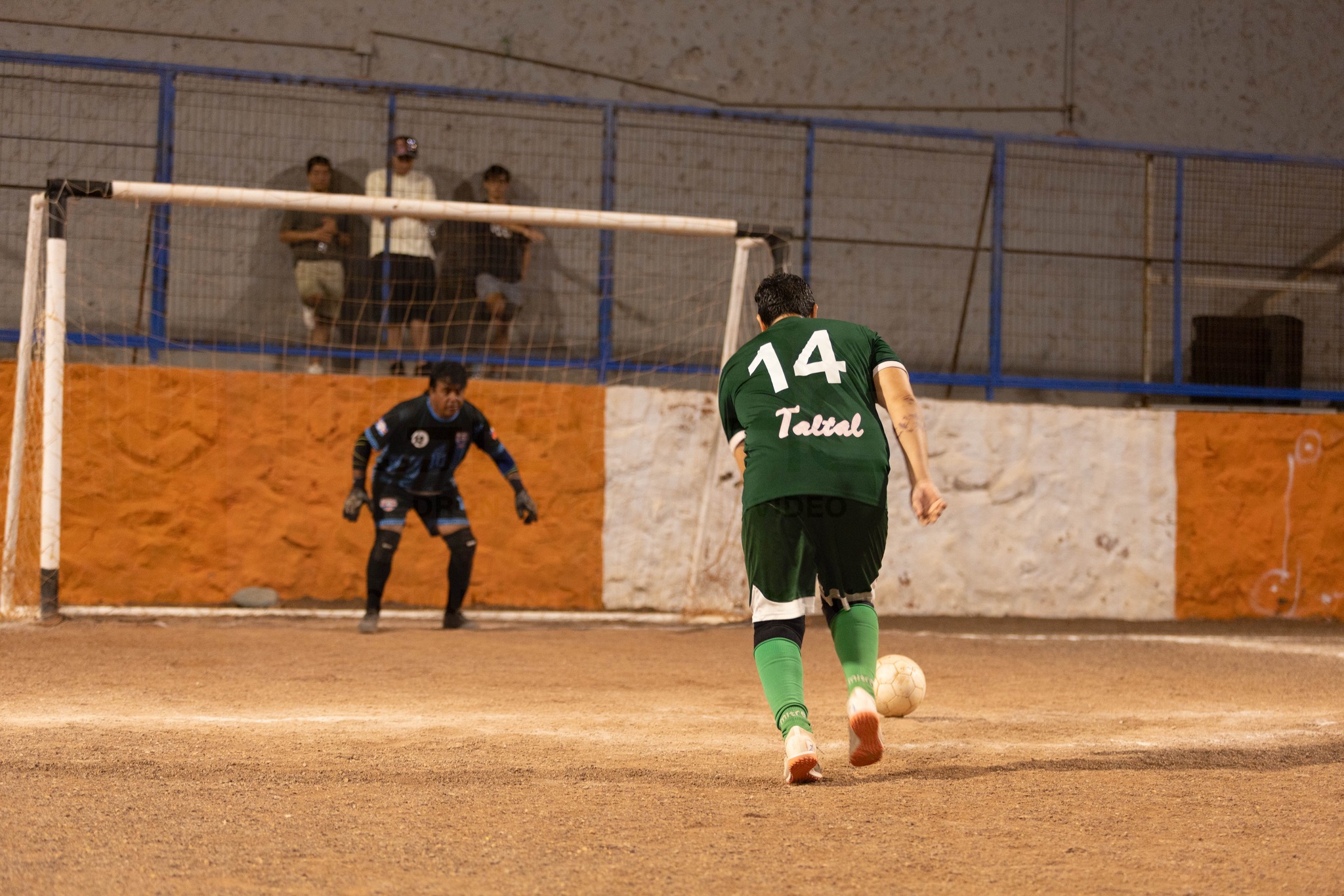 Jugador de Bellacos con dorsal 14 rematando en la final +40 Futbolito Taltal 2026.