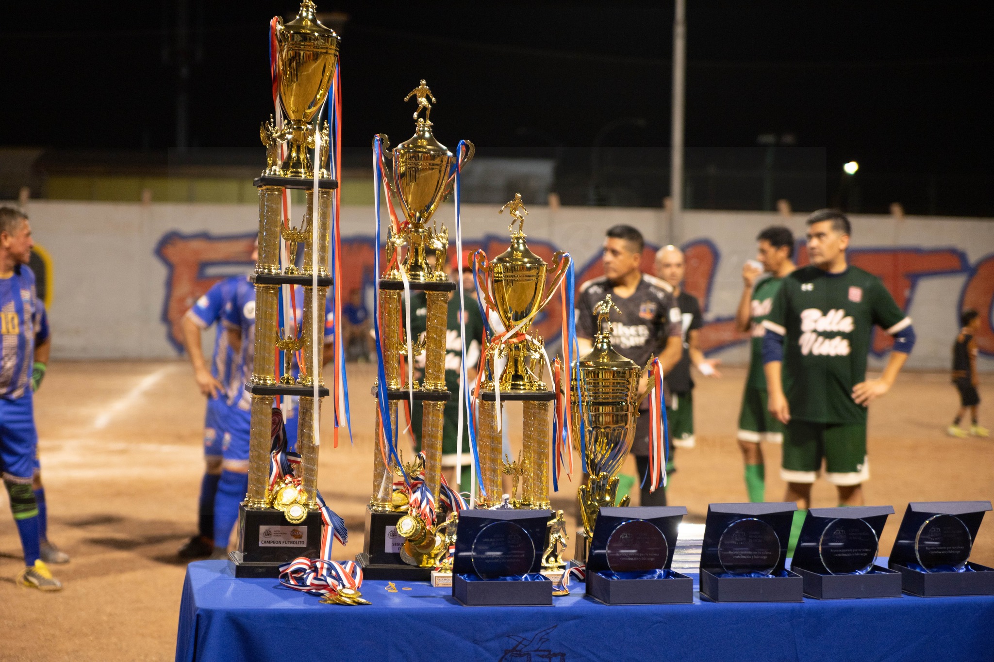 Trofeos y medallas preparados para la premiación final Serie +40 Futbolito Taltal 2026.