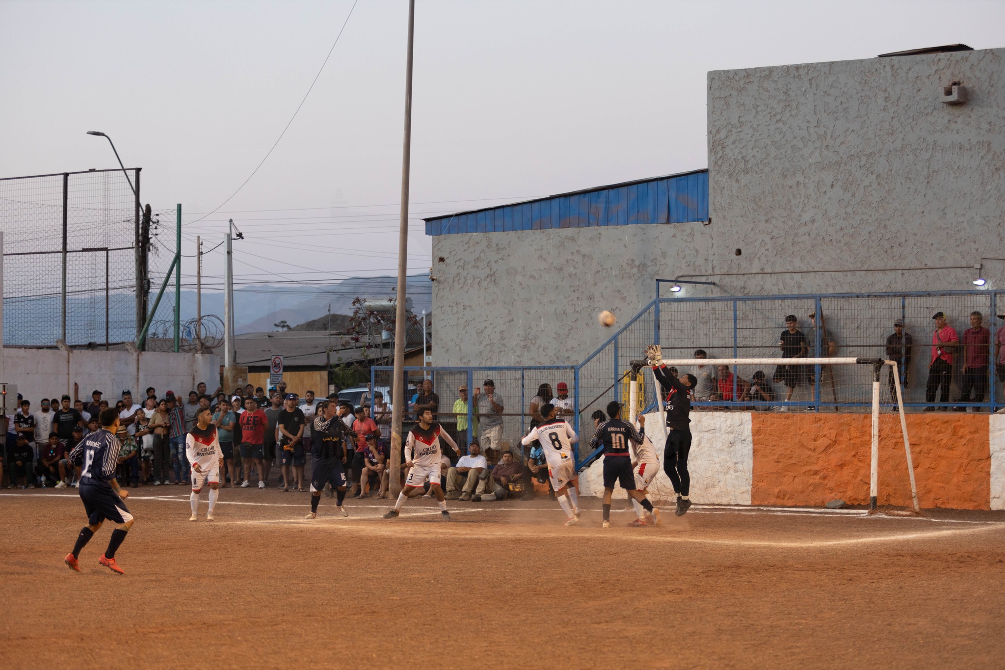 Centro al área y salida del arquero en la final del Futbolito Verano Taltal 2026.
