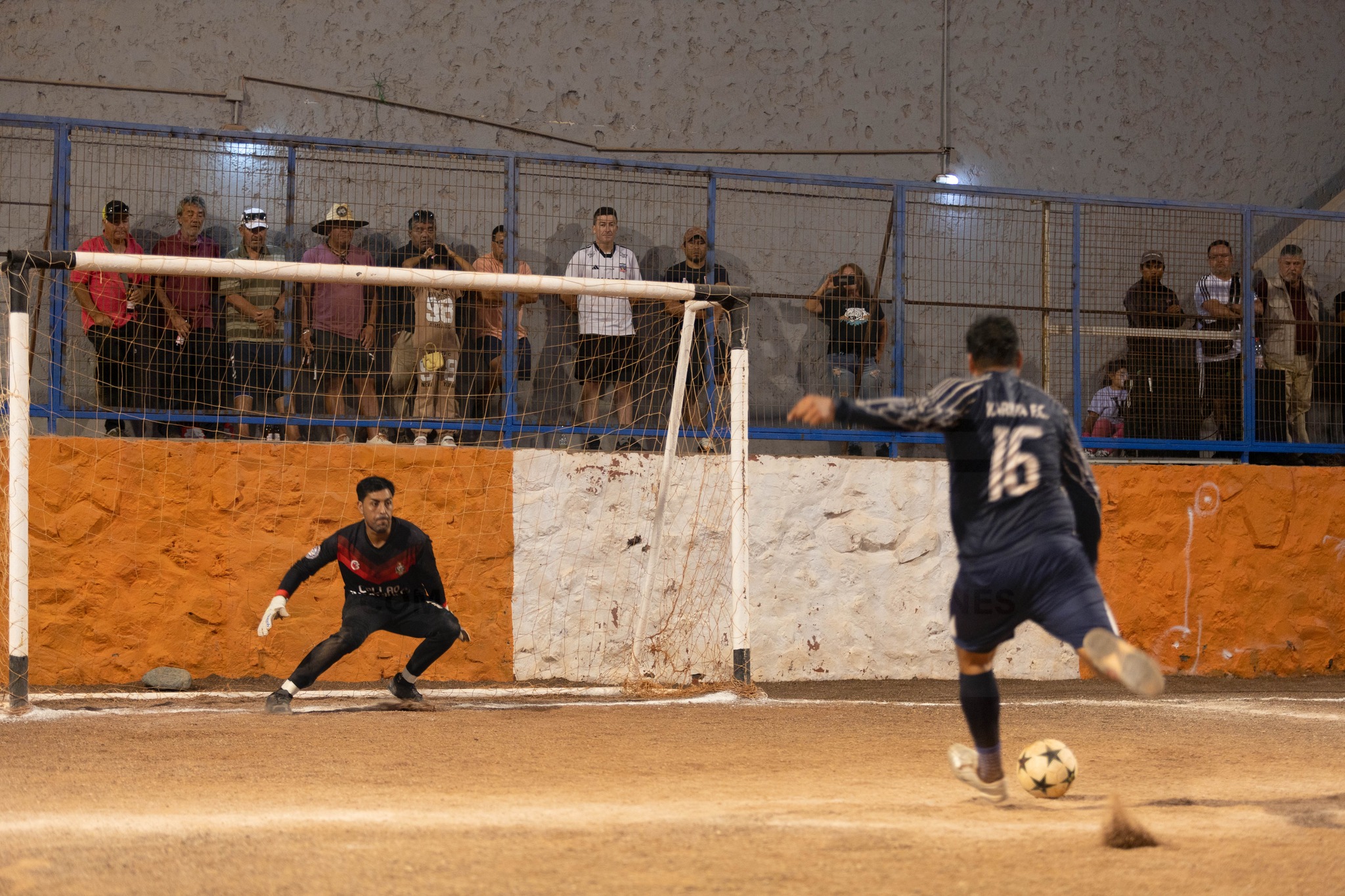 Jugador de Karina FC remata un penal ante Collao Inversiones en la definición del título.