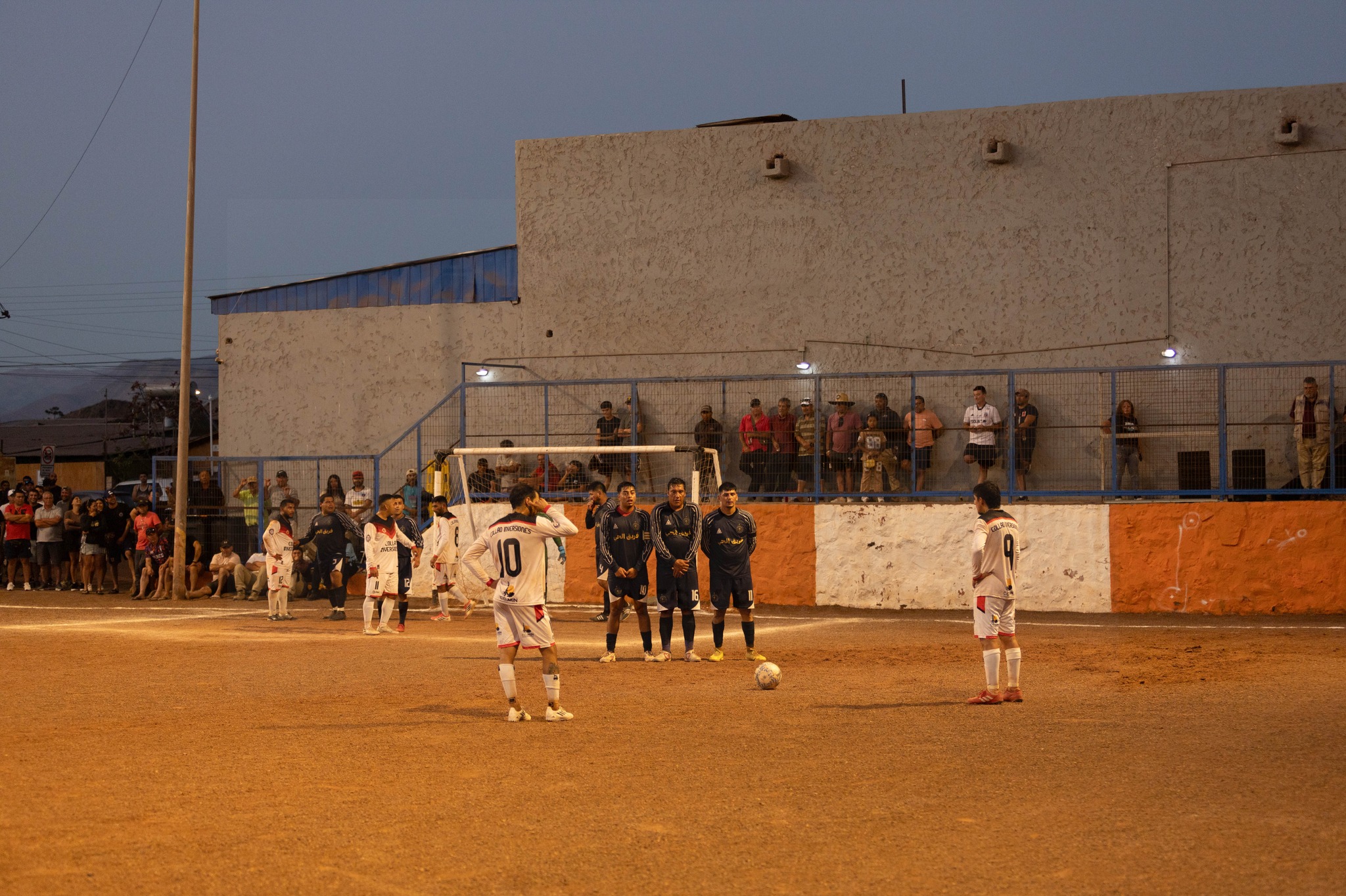 Tiro libre con barrera en la final del Futbolito Taltal 2026 entre Collao Inversiones y Karina FC.