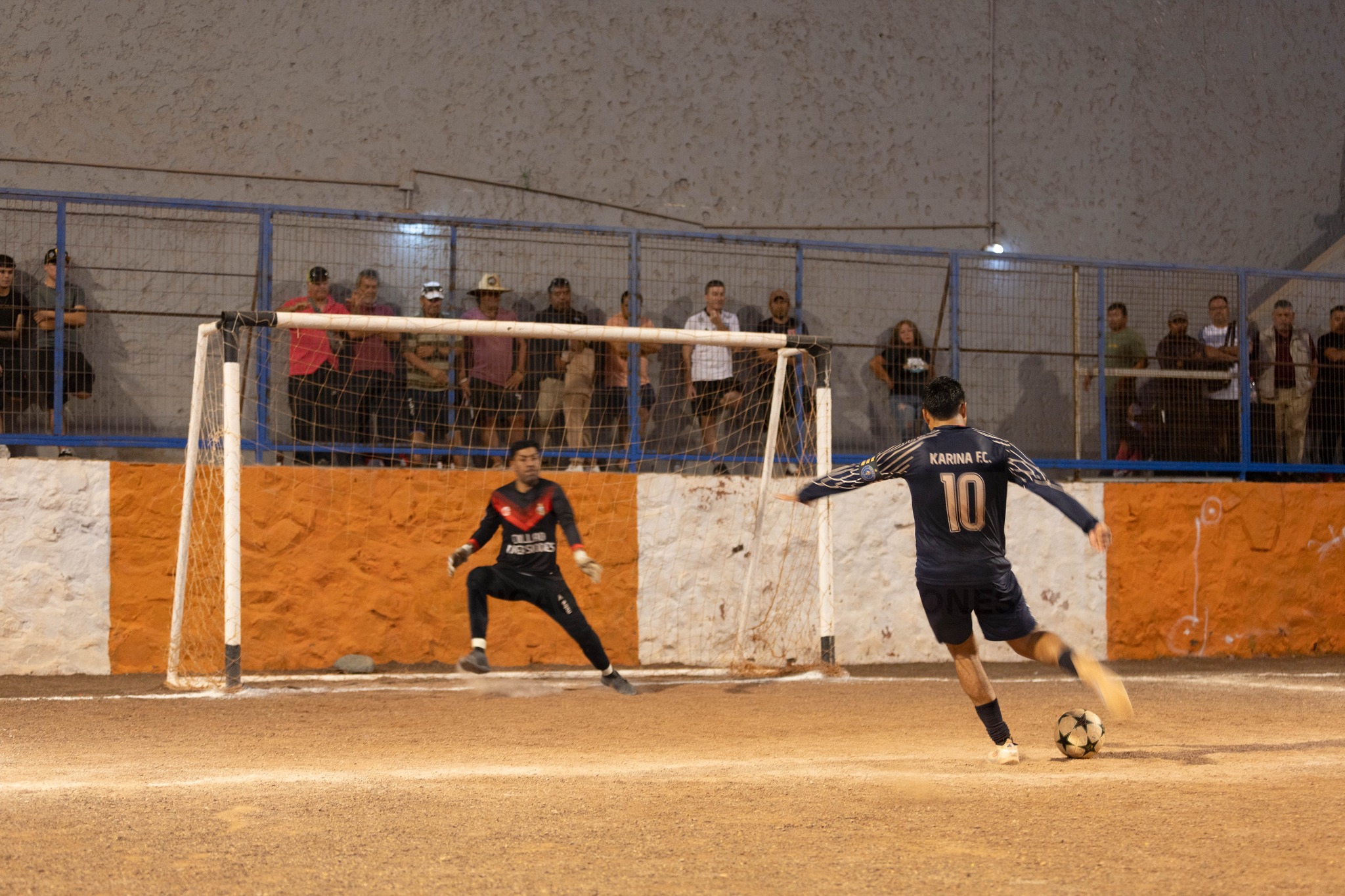Lanzamiento de penal de Karina FC en la final del Futbolito Verano Taltal 2026.