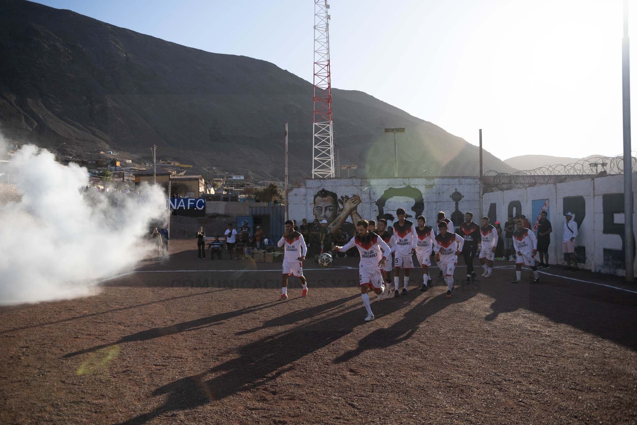 Collao Inversiones ingresa a la cancha con humo y ambiente de final en Thompson con Ramírez.
