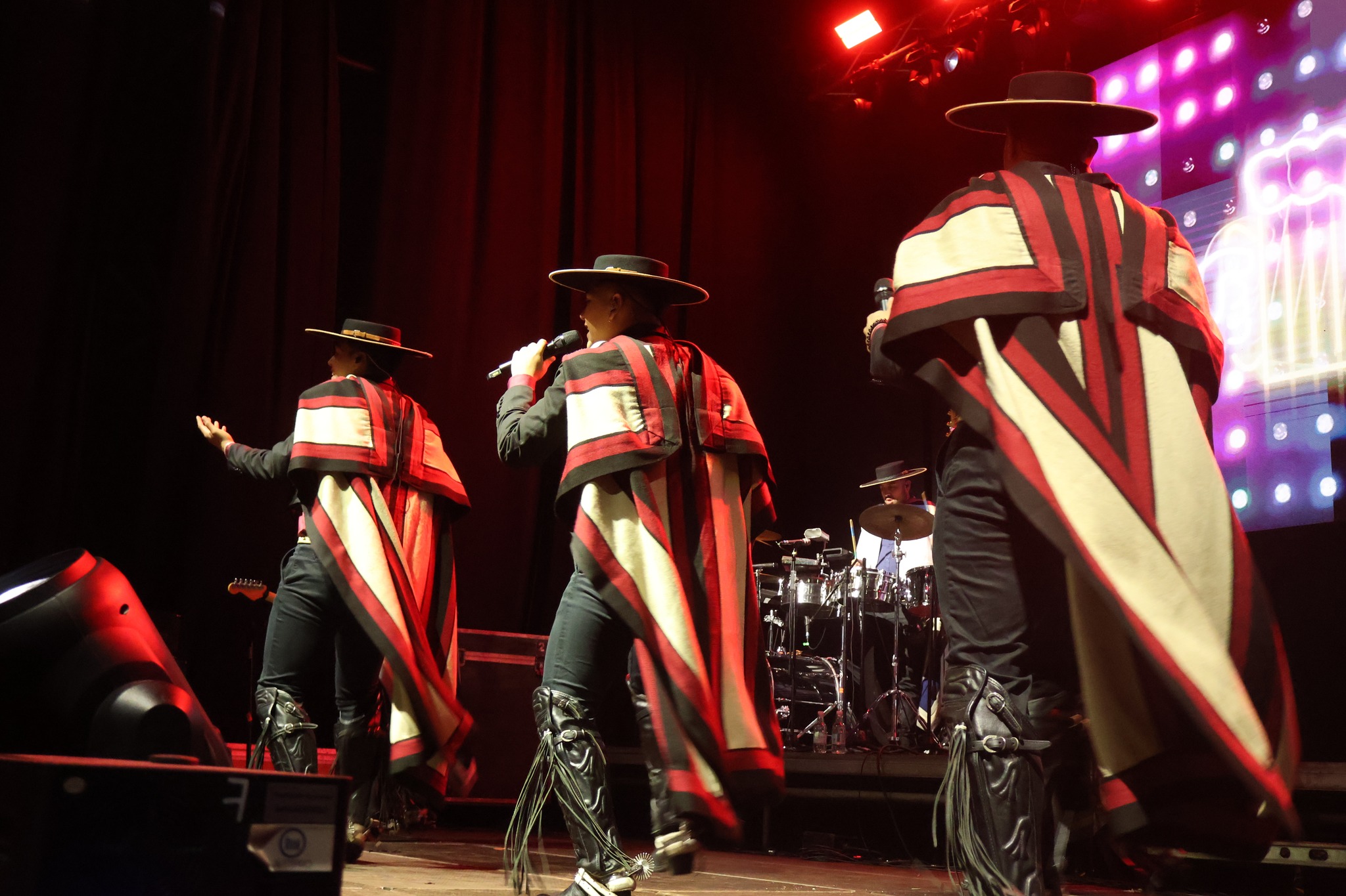 Los Pincheiras del Sur con sus características mantas y sombreros en el escenario del Carnaval Bailable de Poza Las Peñas, Taltal.