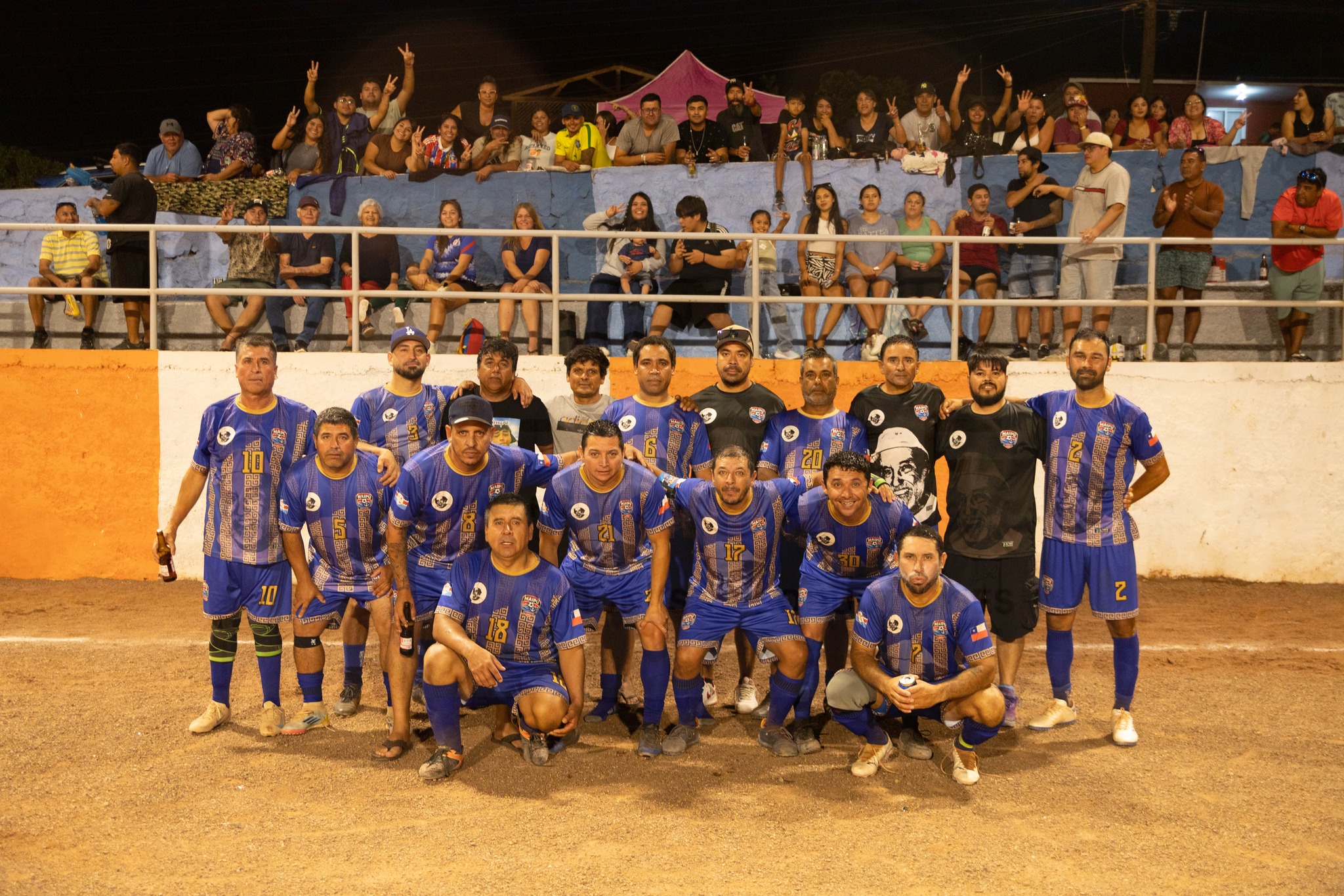 Plantel completo de Maipú posando con el trofeo de campeón +40 en Taltal 2026.