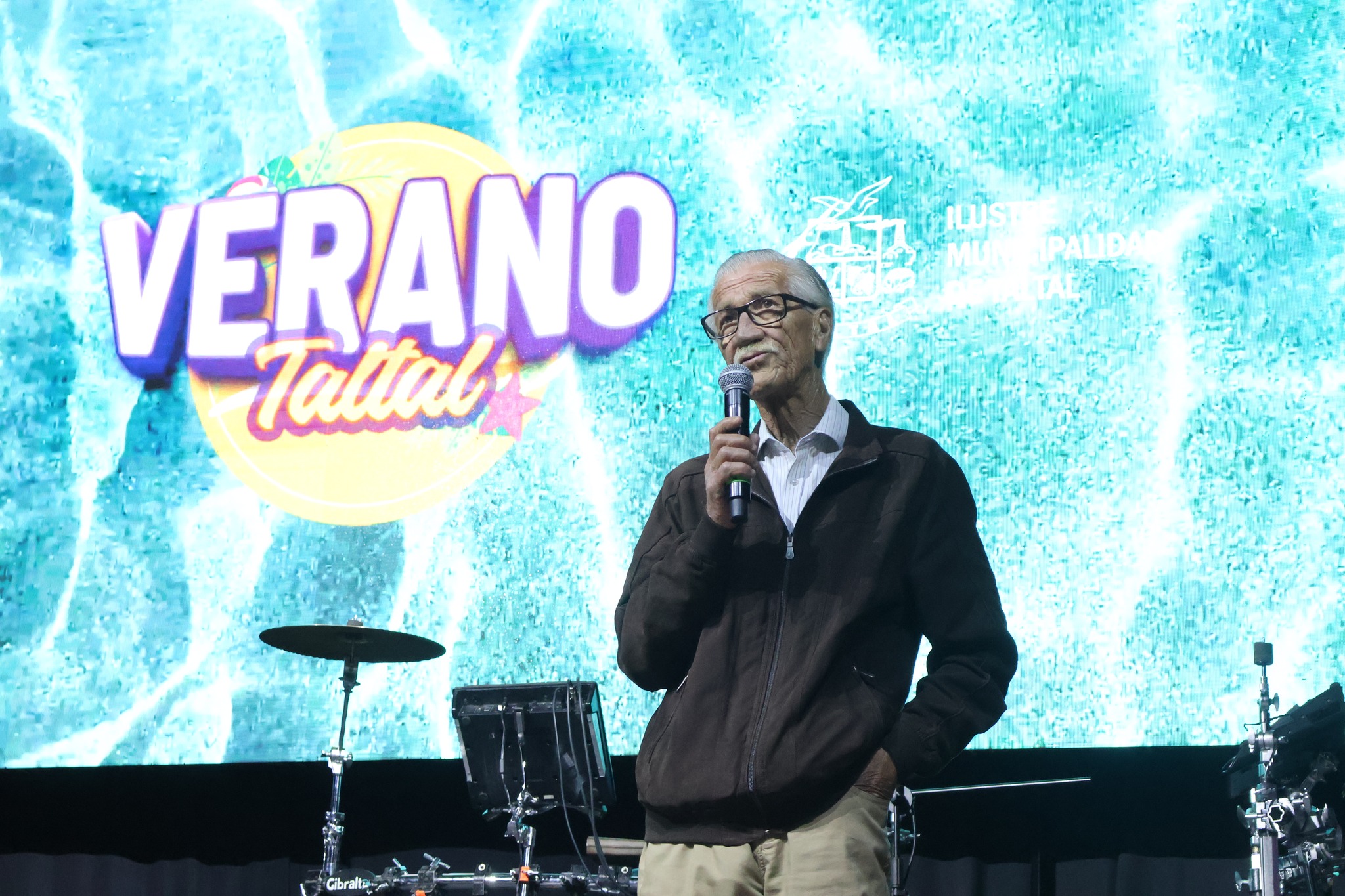 Alcalde de Taltal Mario Acuña Villalobos en el escenario del Gran Carnaval Bailable de Poza Las Peñas durante el cierre de la temporada estival 2026.