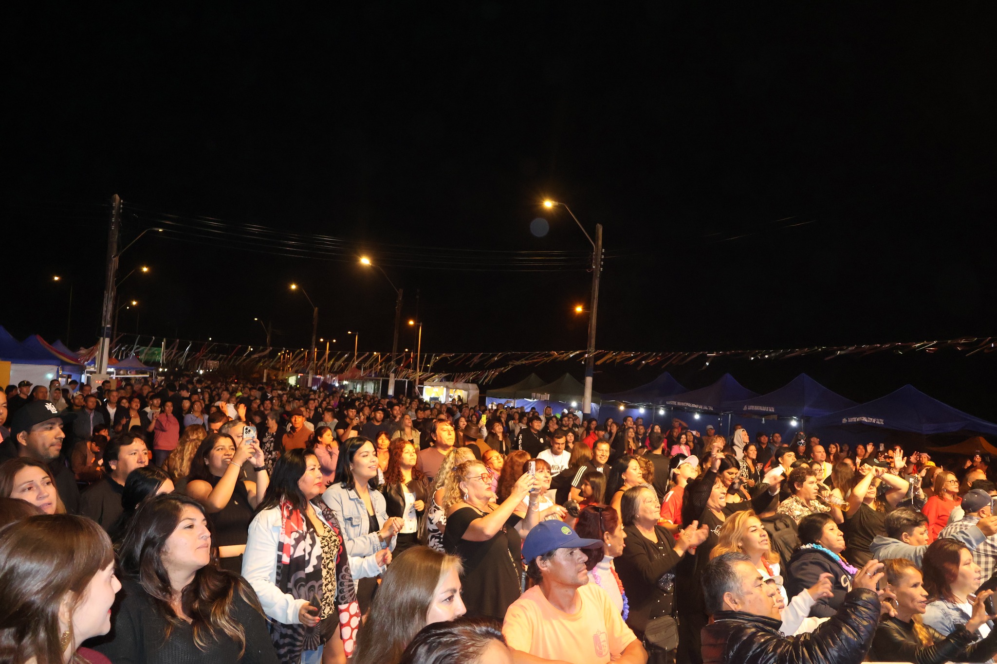 Multitudinaria asistencia de público en el Gran Carnaval Bailable de Poza Las Peñas, Taltal, temporada estival 2026.