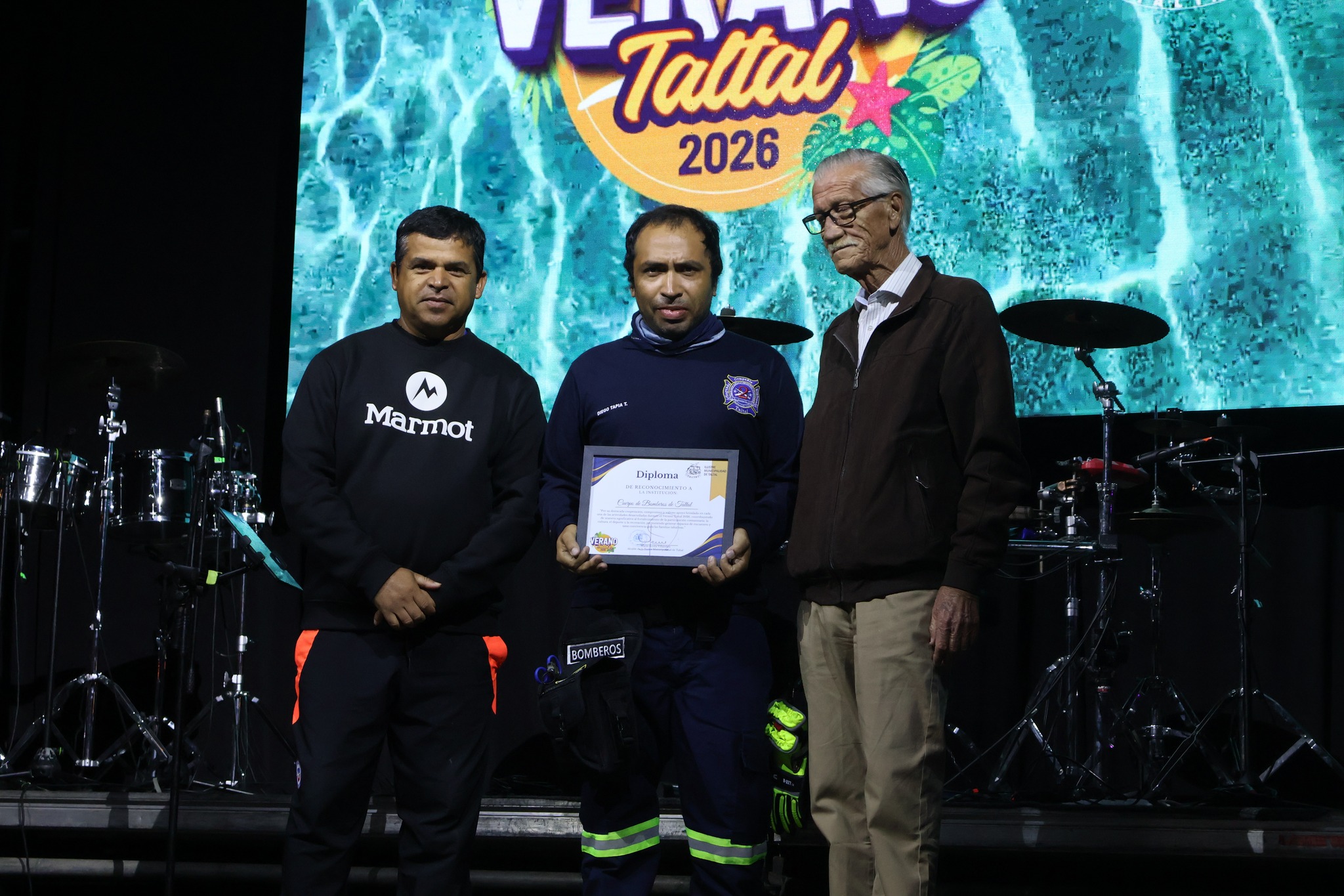 Representante del Cuerpo de Bomberos de Taltal recibe diploma de reconocimiento por su labor durante la temporada estival Verano Taltal 2026.